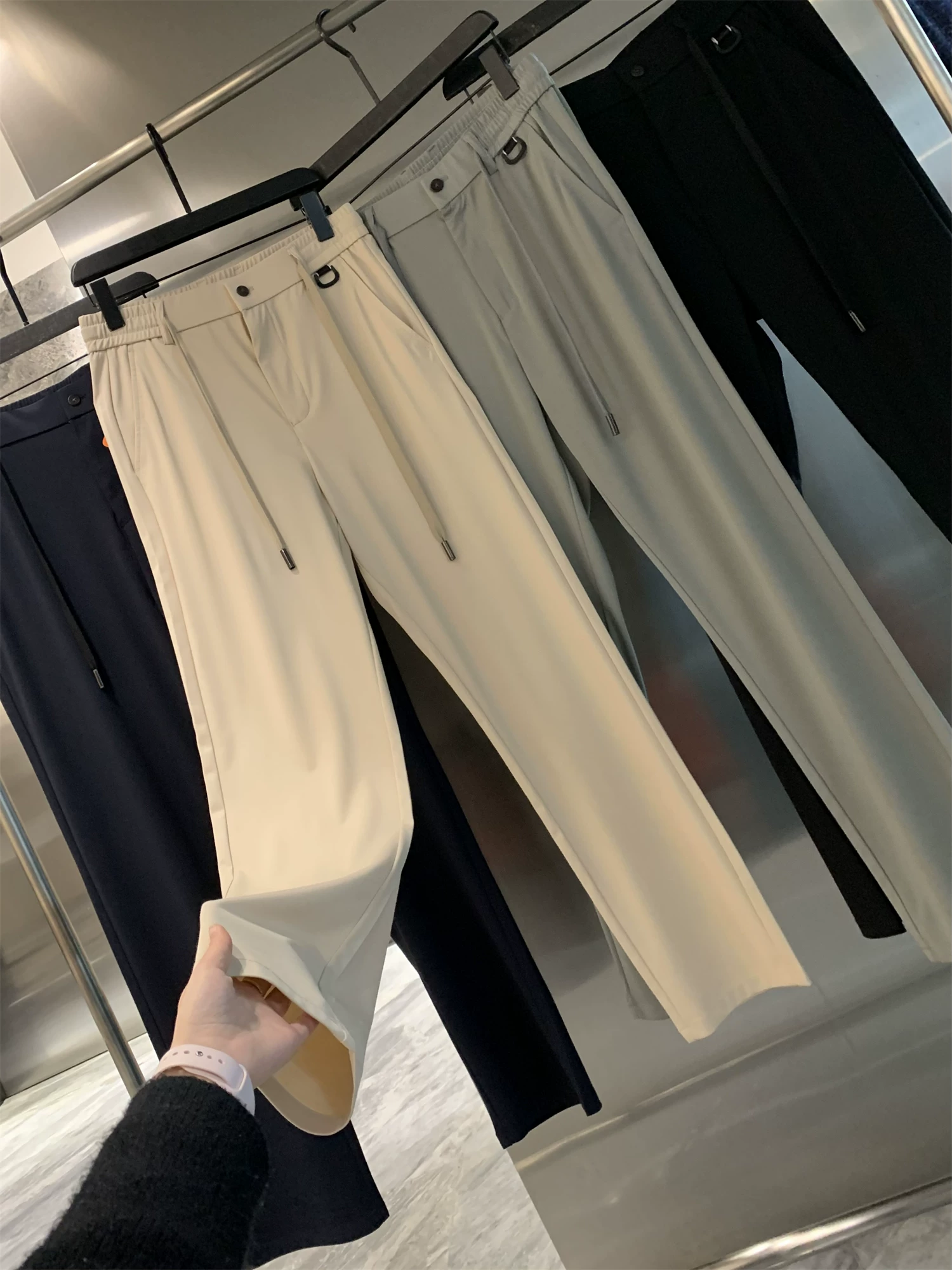 Don Quixote có ưu đãi lớn! Chất liệu vải pha lụa! Quần âu nam dáng thẳng, mềm mại, mịn màng, chất liệu mềm mại.