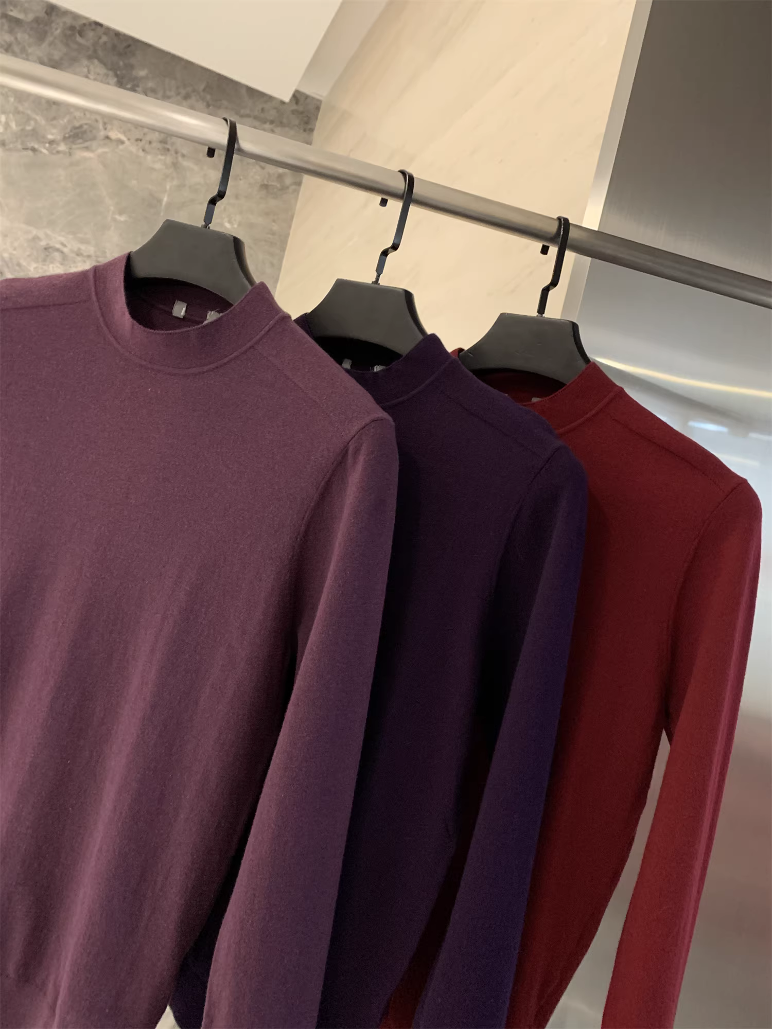 Don Quixote: Hàng chất lượng cao! Áo len nam chất liệu cotton pha, màu trơn, dệt kim mềm mại, thời trang, thích hợp cho mùa thu đông.