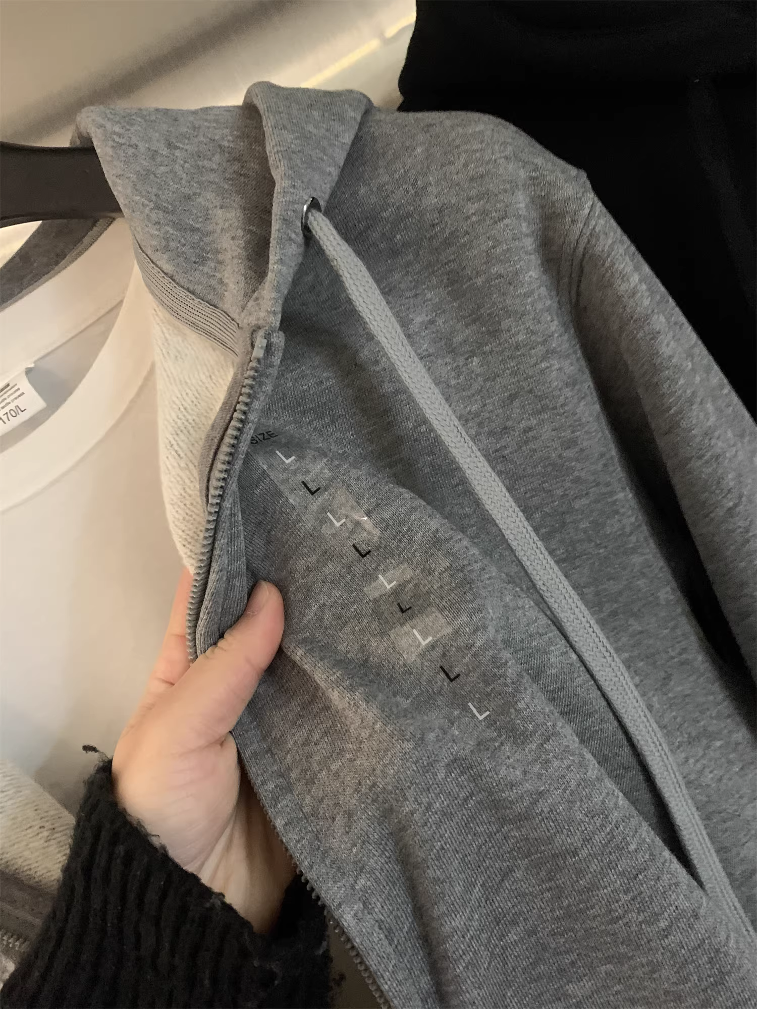 Don Quixote rất đơn giản và đa năng! Lớp lót lông cừu có vảy cá! Áo len cardigan có mũ trùm đầu thông thường dành cho các cặp đôi vào mùa xuân, mùa thu và mùa đông.