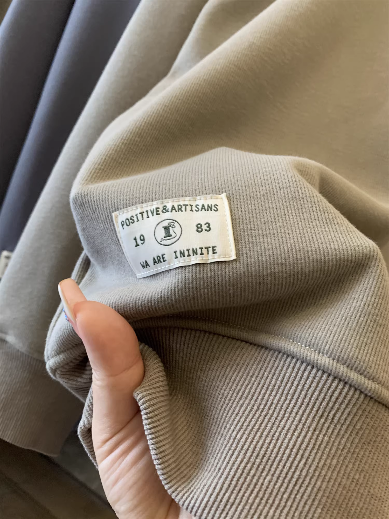 Dòng sản phẩm Don Quixote! Áo nỉ cổ tròn chất liệu da lộn dày dặn, lót lông cừu, kiểu dáng thời trang dành cho nam.