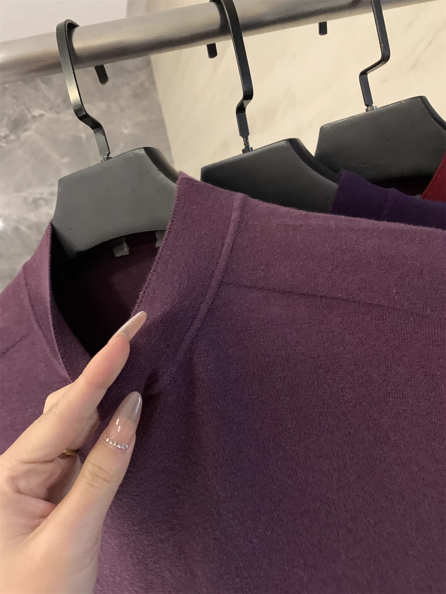 Don Quixote: Hàng chất lượng cao! Áo len nam chất liệu cotton pha, màu trơn, dệt kim mềm mại, thời trang, thích hợp cho mùa thu đông.