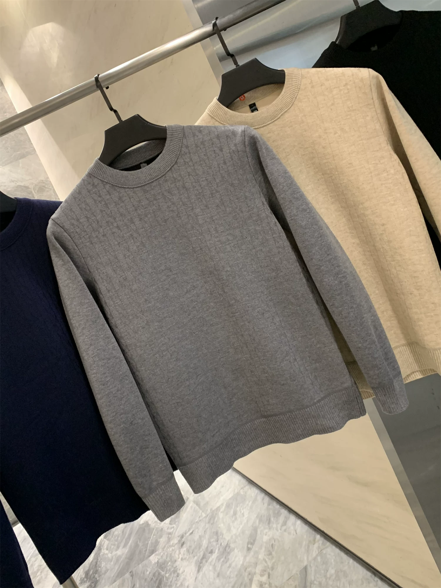 Don Quixote rất dày và mềm mại! Chất liệu jacquard có vân! Áo len dệt kim dày dặn, lót lông cừu giữ ấm mùa thu đông.