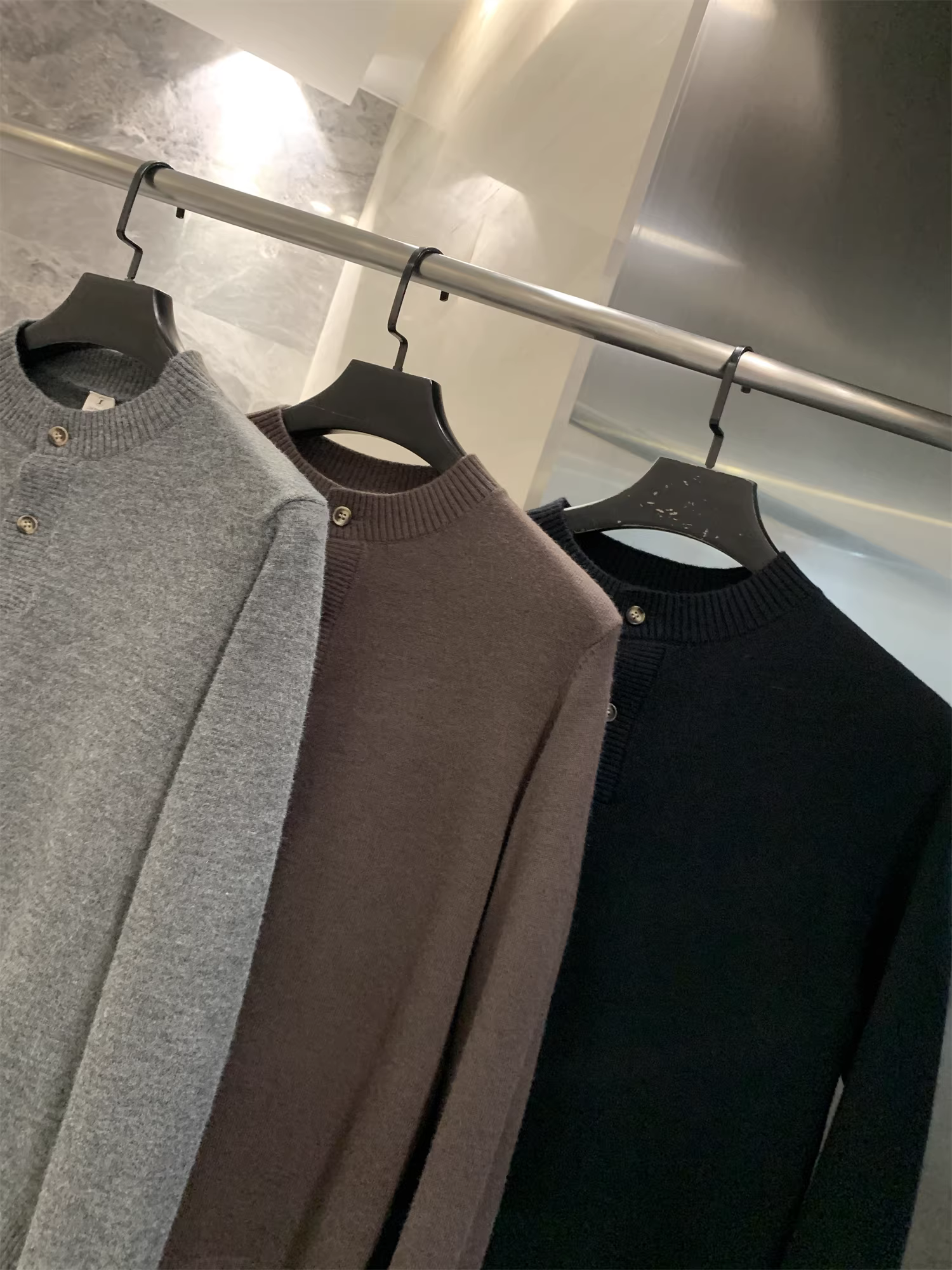 Don Quixote phong cách giản dị kiểu Mỹ! Mềm mại và thoải mái! Áo len dệt kim cổ Henry dáng rộng màu trơn dành cho nam.