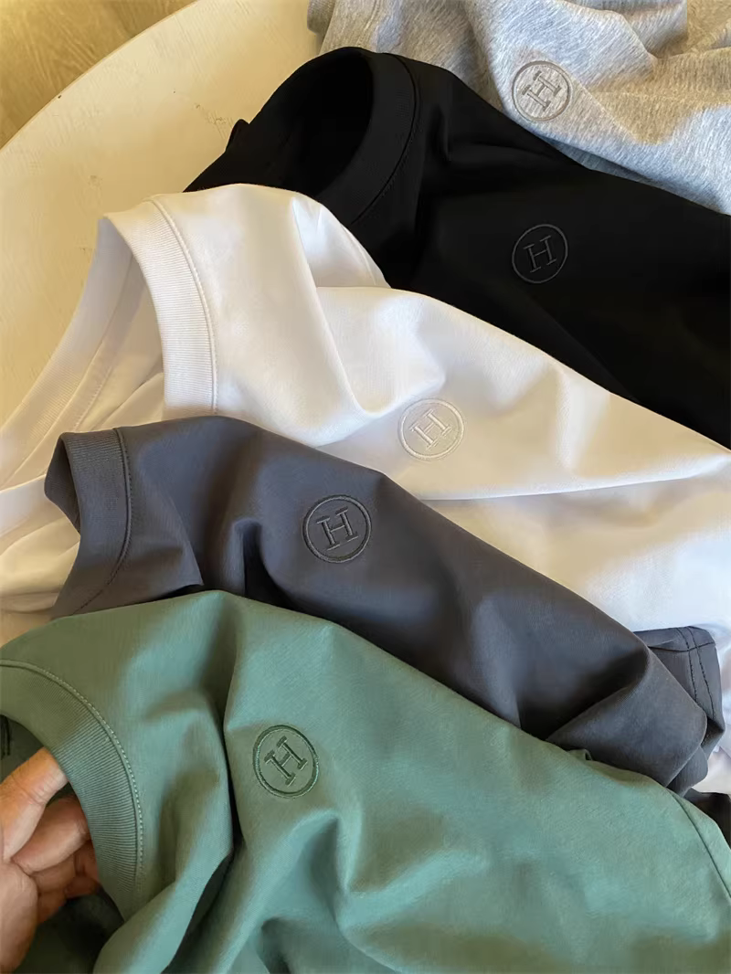 Dòng sản phẩm Don Quixote! Chất liệu cotton mềm mại, thân thiện với da! Áo thun nam tay ngắn màu trơn thêu chữ tinh tế, thích hợp cho mùa xuân và mùa hè.