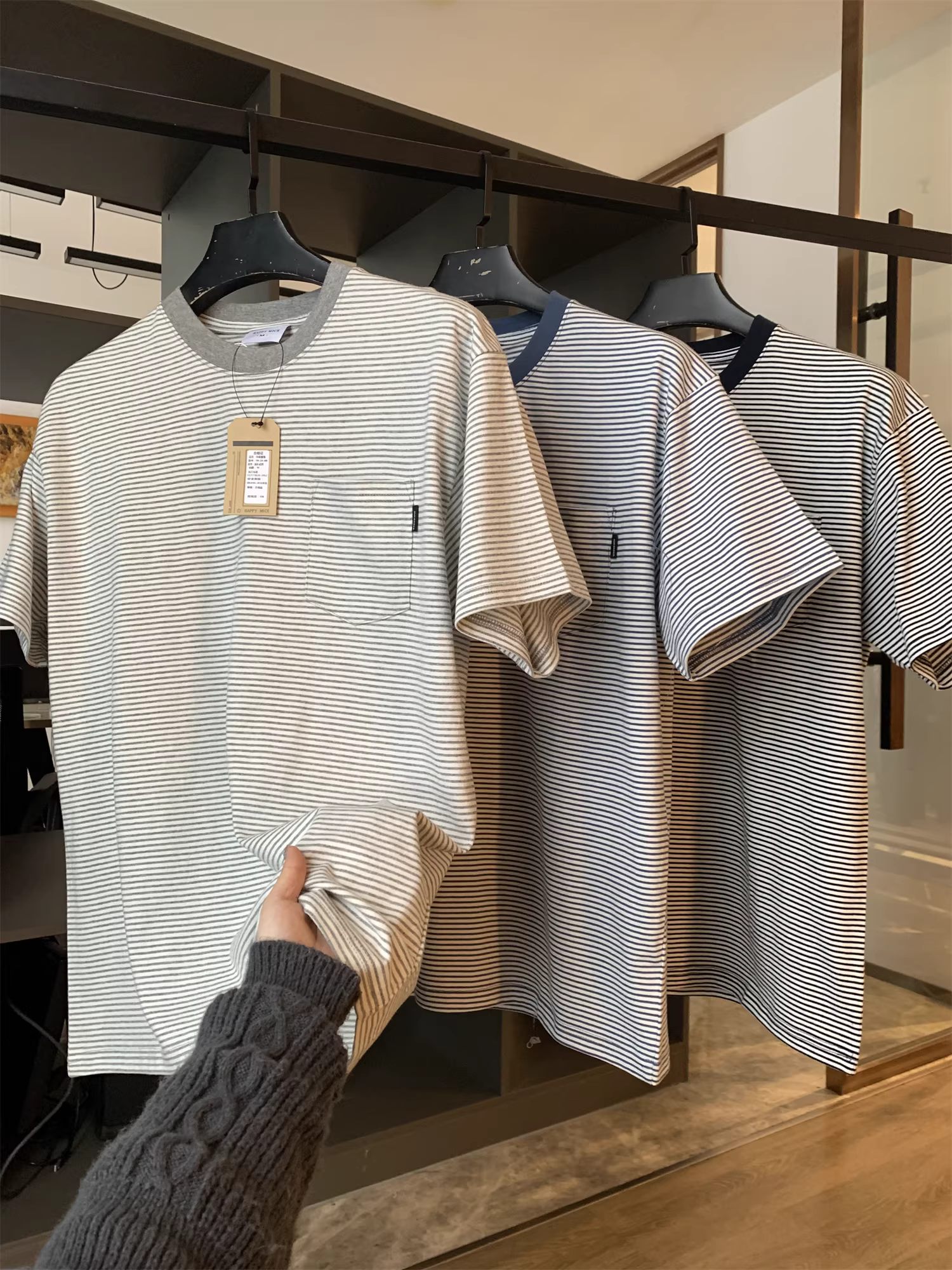 Áo thun nam tay ngắn cổ tròn, chất liệu cotton nguyên chất, đã qua xử lý giặt và chải mềm mại! Thiết kế phối màu sọc, đa năng, có túi.