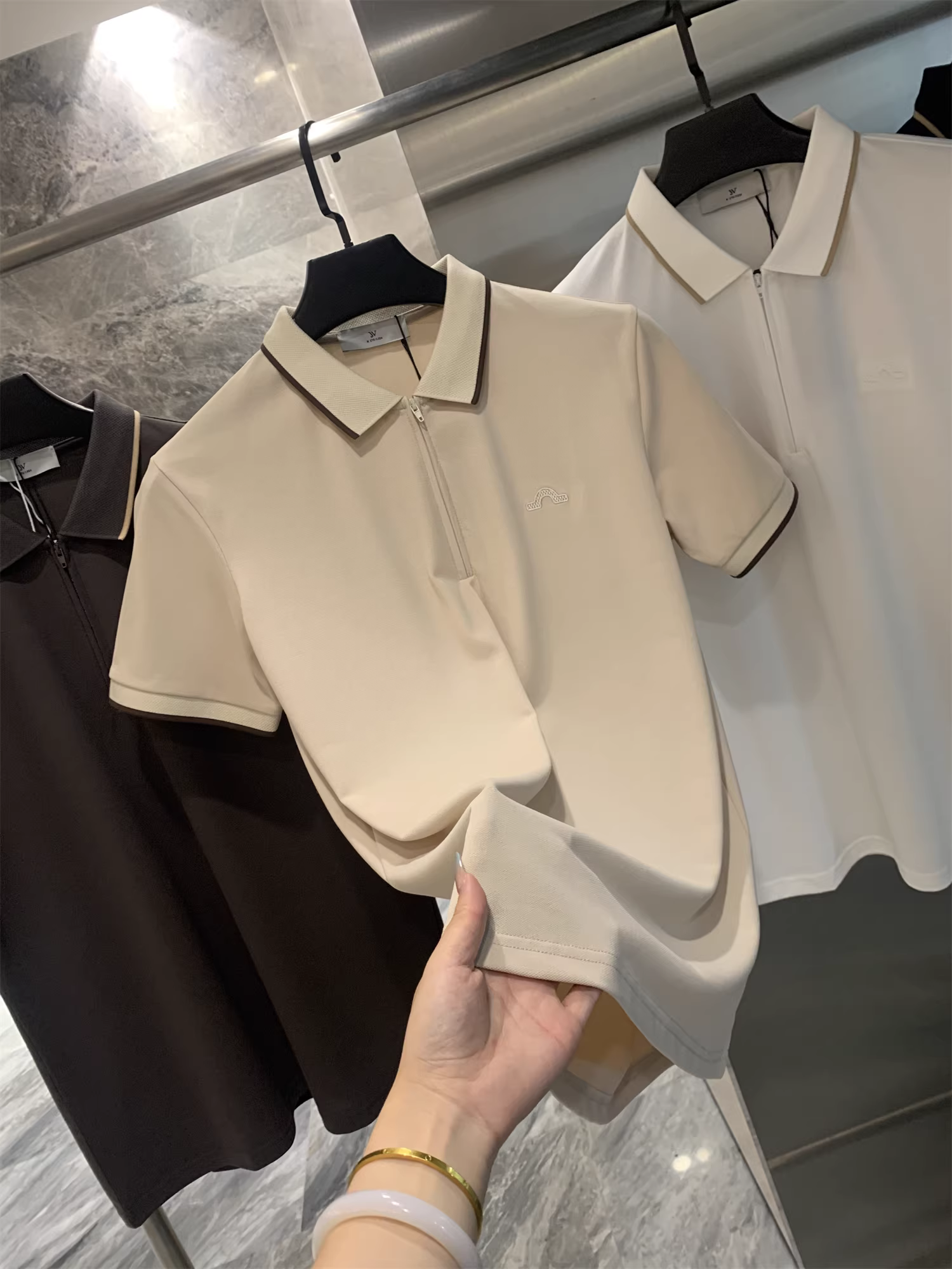 Don Quixote là một sản phẩm được đánh giá cao! Thiết kế cổ áo phối màu! Áo POLO ngắn tay, màu trơn, thêu, thoáng khí, khóa kéo nửa thân.