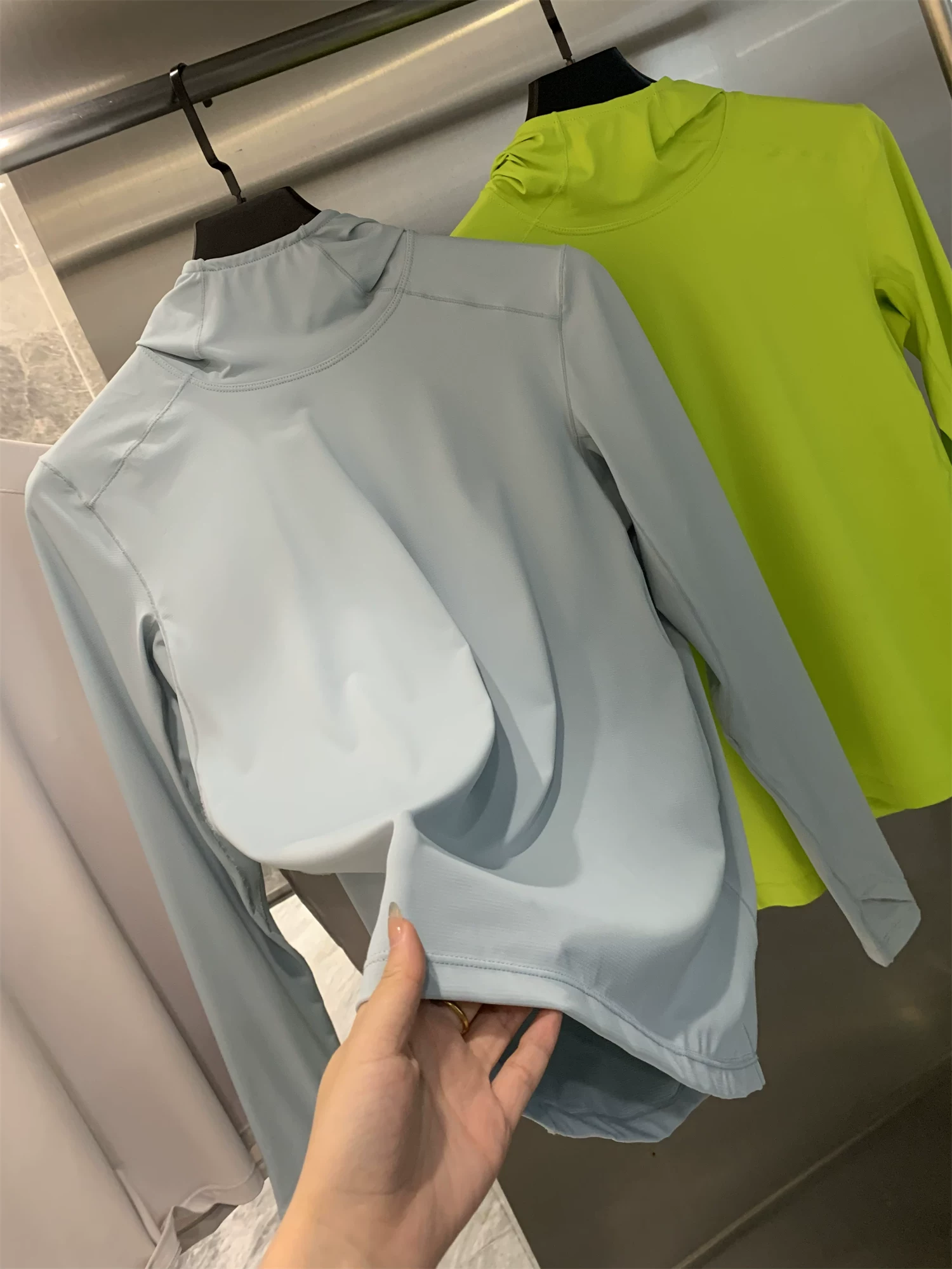 Áo hoodie nam Don Quixote chất liệu co giãn bốn chiều! Nhanh khô, thoáng khí, cổ tròn, cổ cao, có mũ trùm đầu, tay dài.