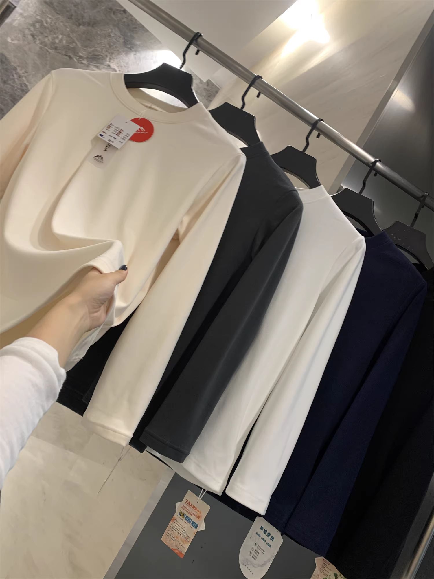 Don Quixote đang giảm giá lớn! Vải giữ nhiệt hai mặt! Áo thun cổ đứng màu trơn, giữ nhiệt, ấm áp, mềm mại, co giãn cao dành cho nam.