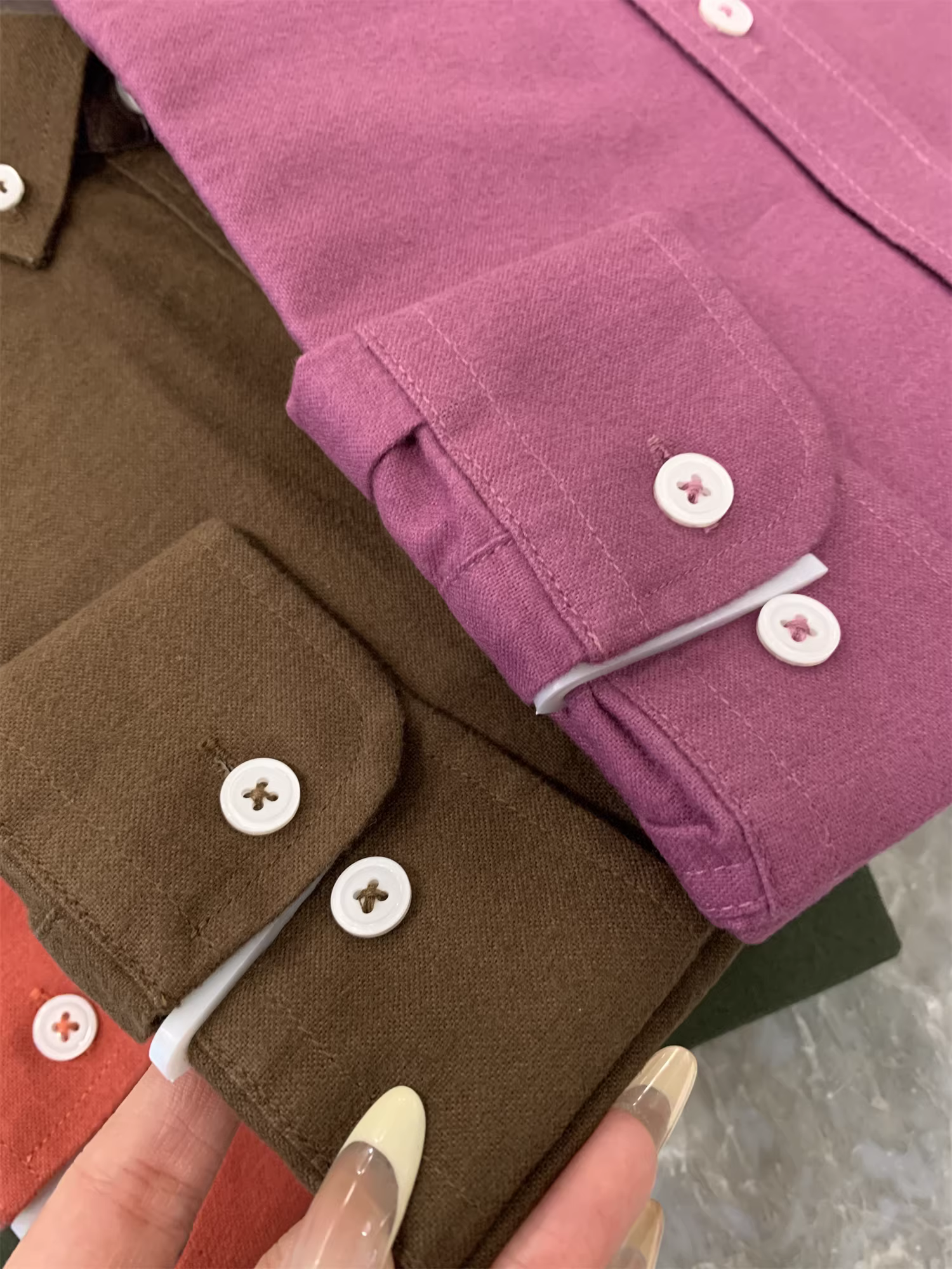 Áo sơ mi Don Quixote 100% cotton! Có nhiều màu sắc! Áo sơ mi dài tay màu trơn cổ điển, đa năng dành cho nam và nữ.