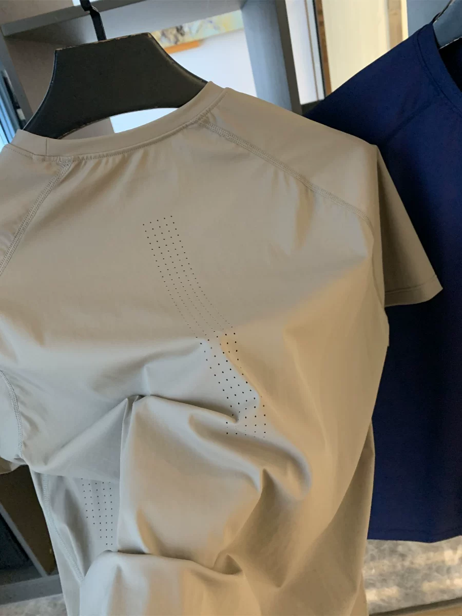 Phong cách Don Quixote! Vải thun co giãn bốn chiều đục lỗ bằng laser! Áo thun nam tay ngắn nhanh khô, kiểu dáng ba chiều, thích hợp cho hoạt động ngoài trời