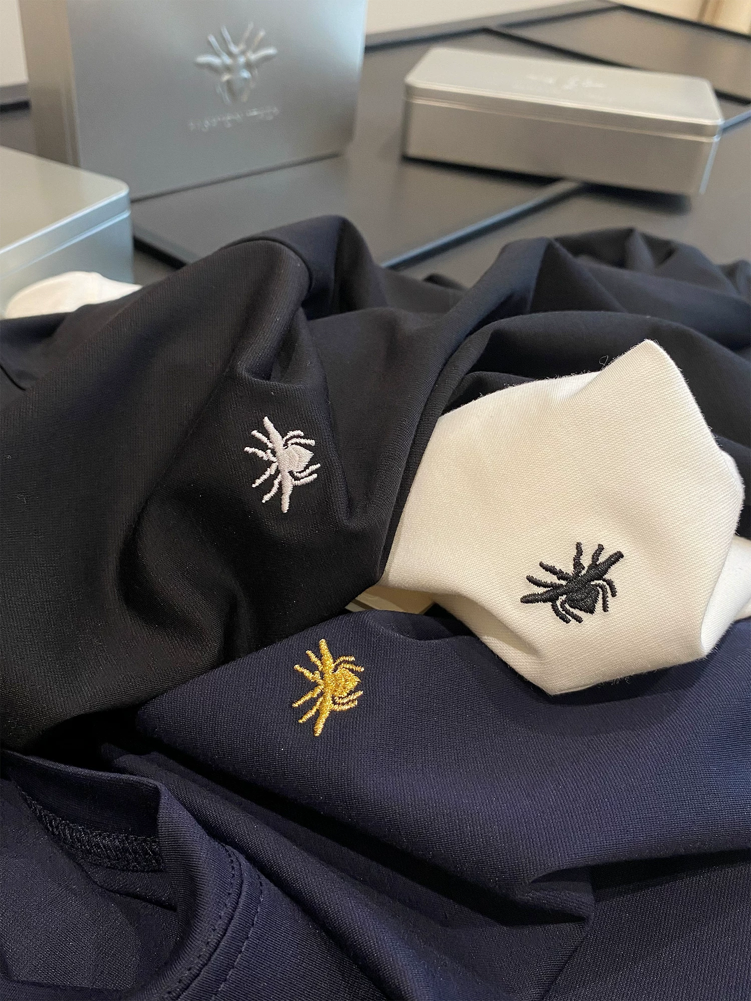 Dòng sản phẩm cao cấp Don Quixote! Xuân/Hè thoáng khí Đa năng Hộp quà tặng sợi protein lông vũ thân thiện với môi trường Tay áo ngắn dành cho nam và nữ