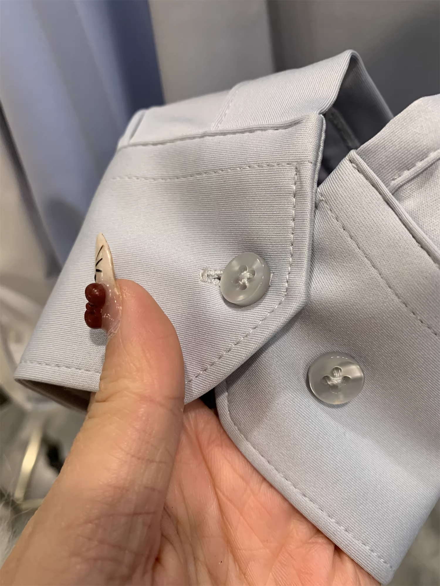 Don Quixote có khí chất thanh lịch! Lớp lót là nhung ấm áp! Áo sơ mi dài tay màu trơn, cổ trụ, mặc ấm áp mùa thu đông.