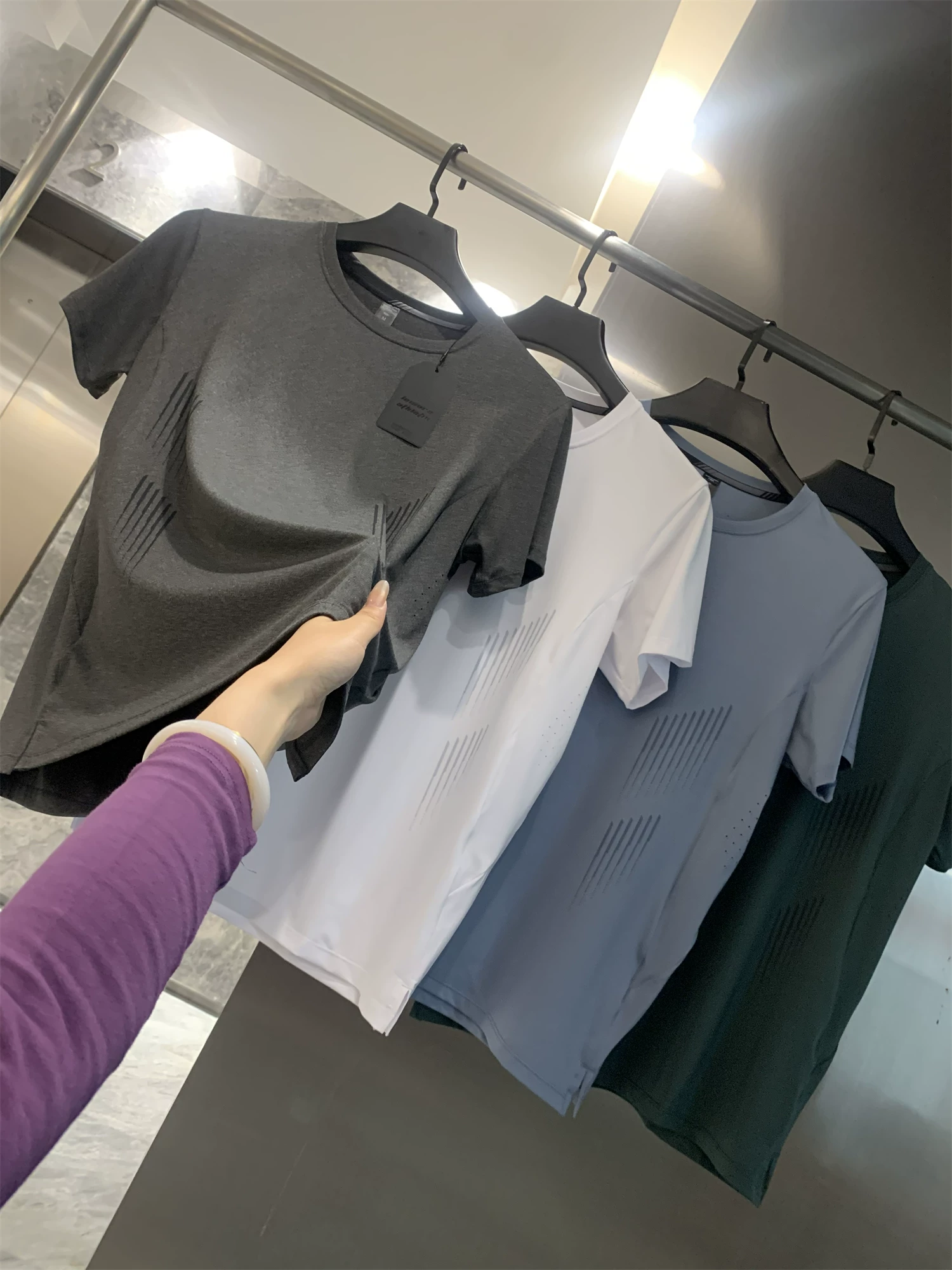 Đơn đặt hàng của công ty Don Quixote ODM! Khắc laser vùng nách! Áo thun nam mùa hè chất liệu co giãn cao, tay ngắn, kiểu dáng thường ngày.