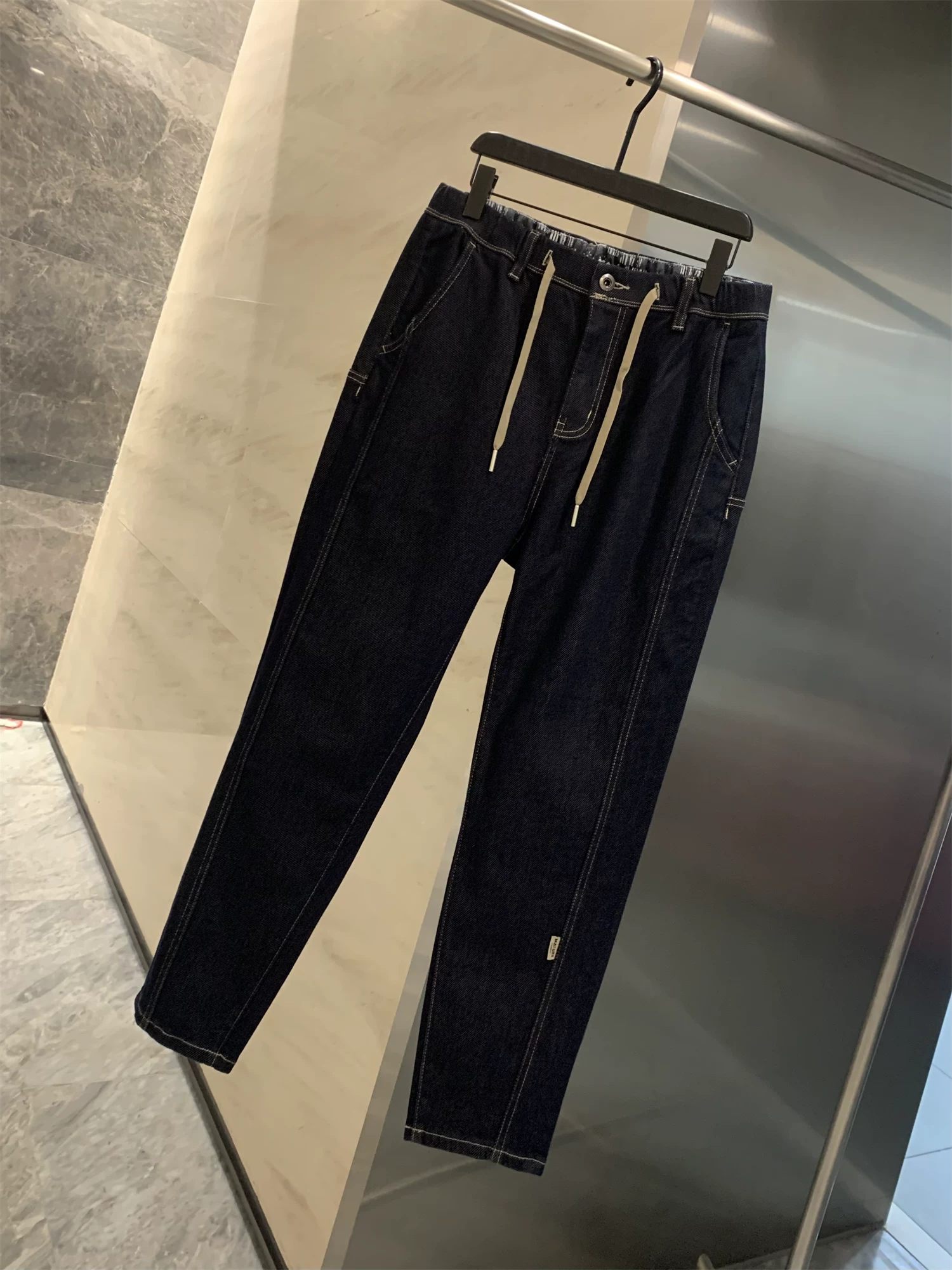 Biển Don Quixote! Dòng sản phẩm thư giãn và làm sạch! Quần jean nam mùa thu mới, kiểu dáng đơn giản, chất liệu denim co giãn, đường may nổi bật, hợp thời trang.