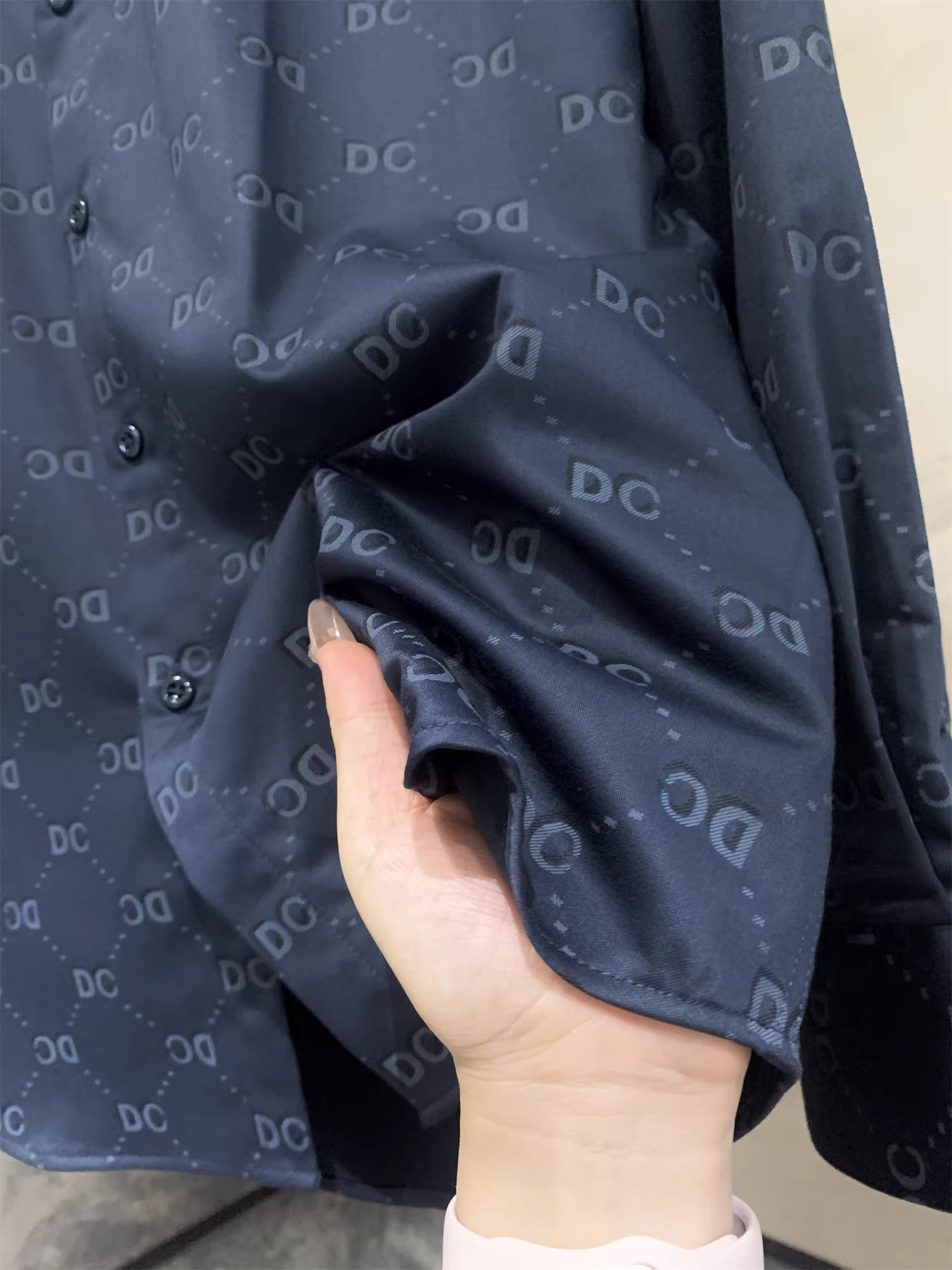 Don Quixote, hàng chất lượng tuyệt vời! Đang trưng bày với giá 298! Áo sơ mi dài tay kiểu dáng công sở thanh lịch và mềm mại dành cho nam.