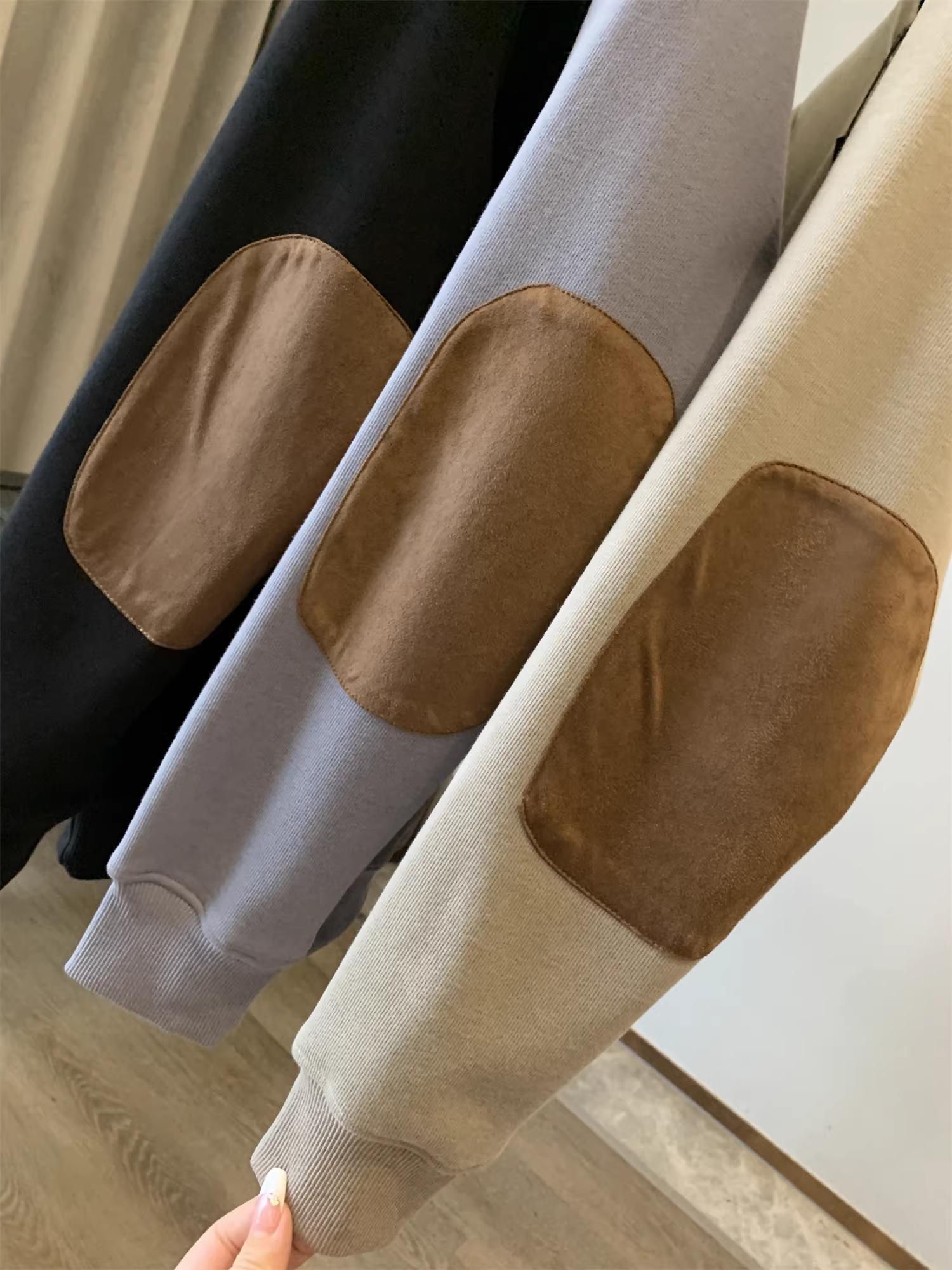 Dòng sản phẩm Don Quixote! Áo nỉ cổ tròn chất liệu da lộn dày dặn, lót lông cừu, kiểu dáng thời trang dành cho nam.