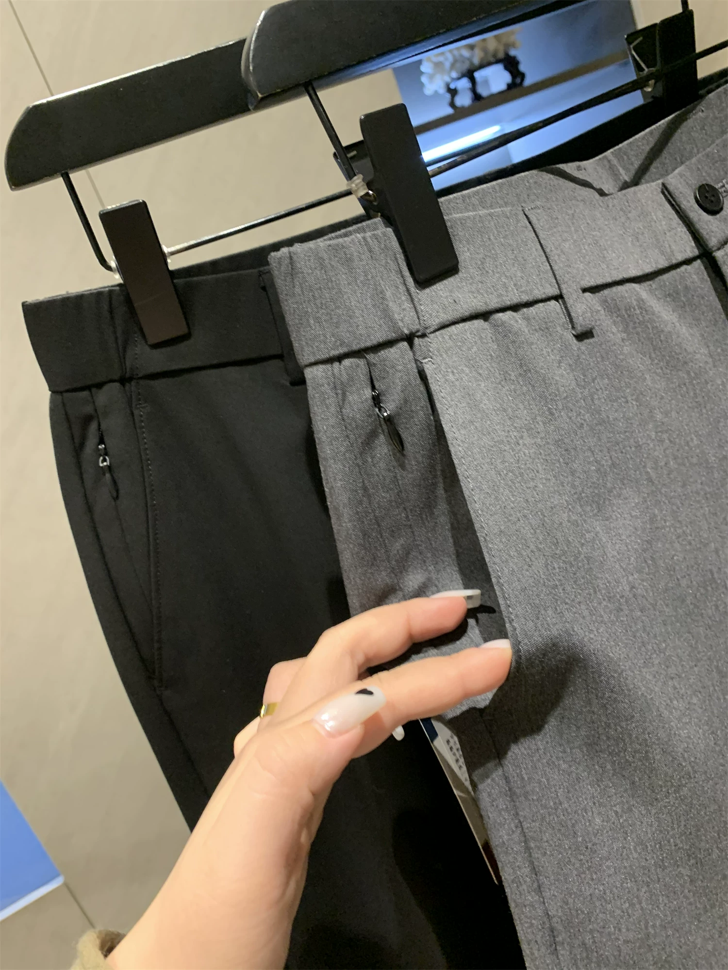 Quần âu nam chất liệu pha Lyocell Tencel Don Quixote! Quần âu nam dáng thẳng, chất liệu mềm mại, không nhăn, mặc thoải mái.