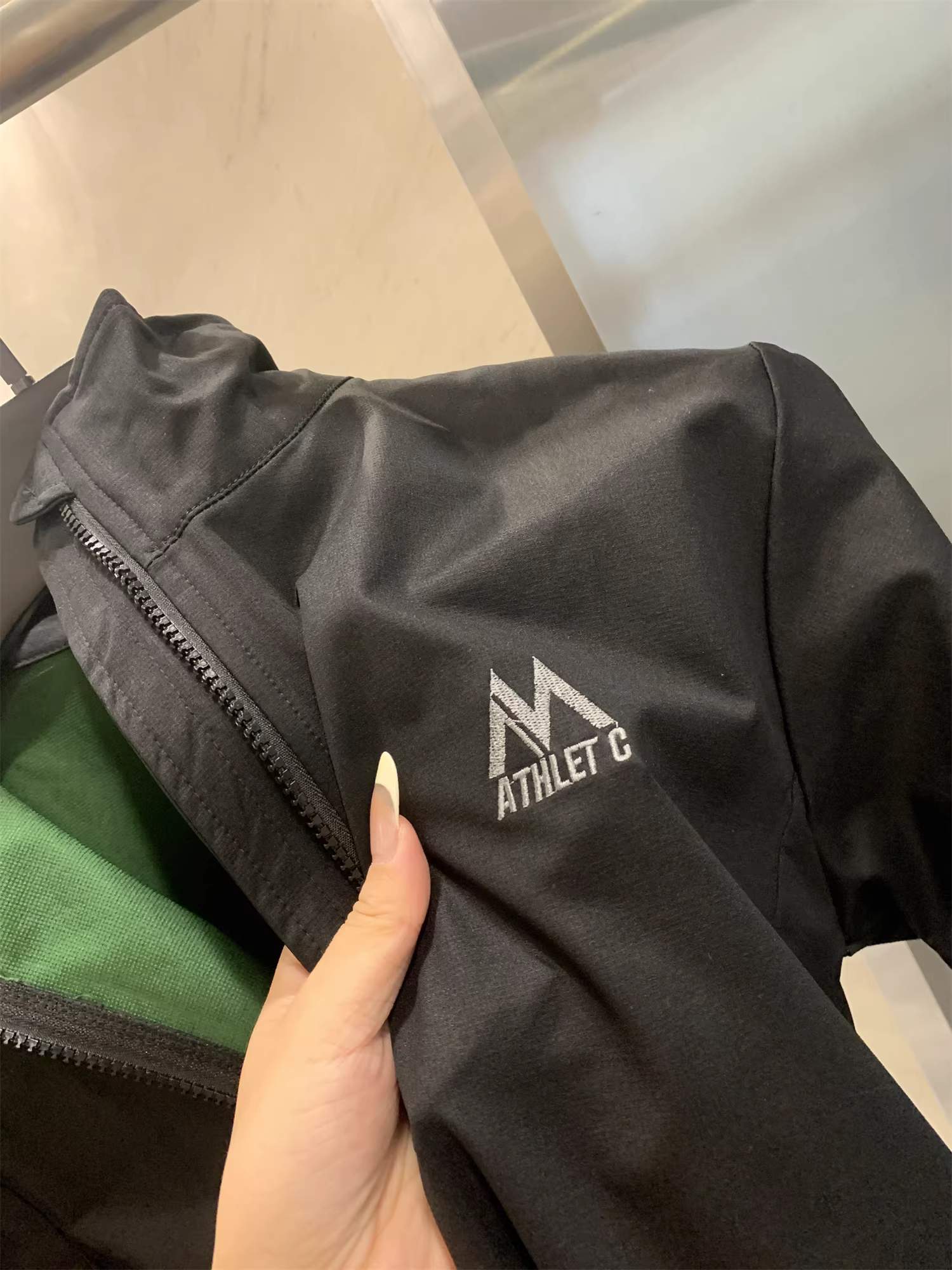 Don Quixote, trực tiếp từ nhà sản xuất đồ ngoài trời hàng đầu! Áo khoác có mũ trùm đầu/cổ đứng dành cho nam mùa xuân và mùa thu, thân thiện với làn da, ấm áp và thoáng khí.