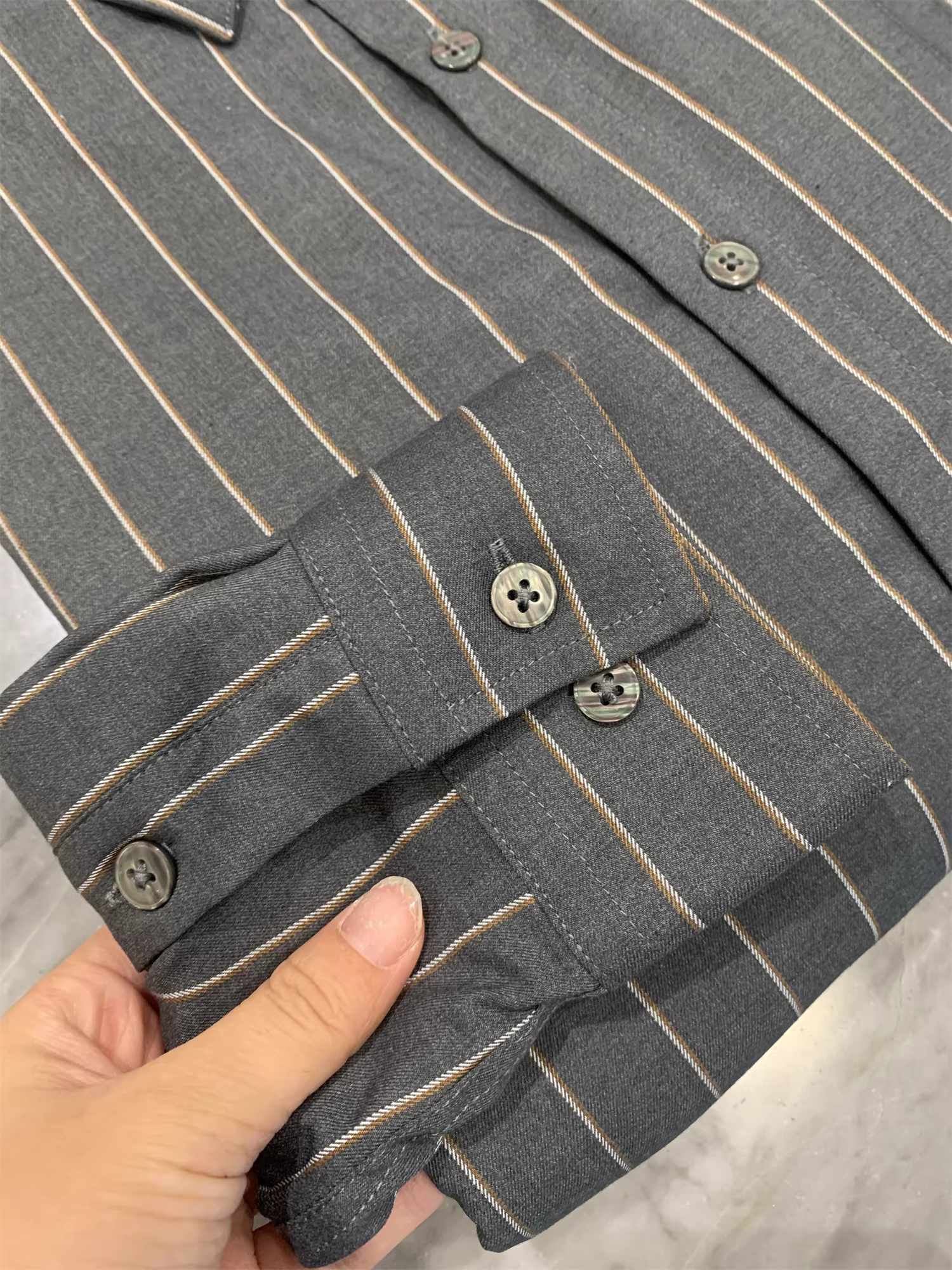 Don Quixote Luojia Yudan! Offline 328! Áo sơ mi dài tay dày dặn, sọc dọc, lót lông cừu, giữ ấm mùa thu đông dành cho nam.