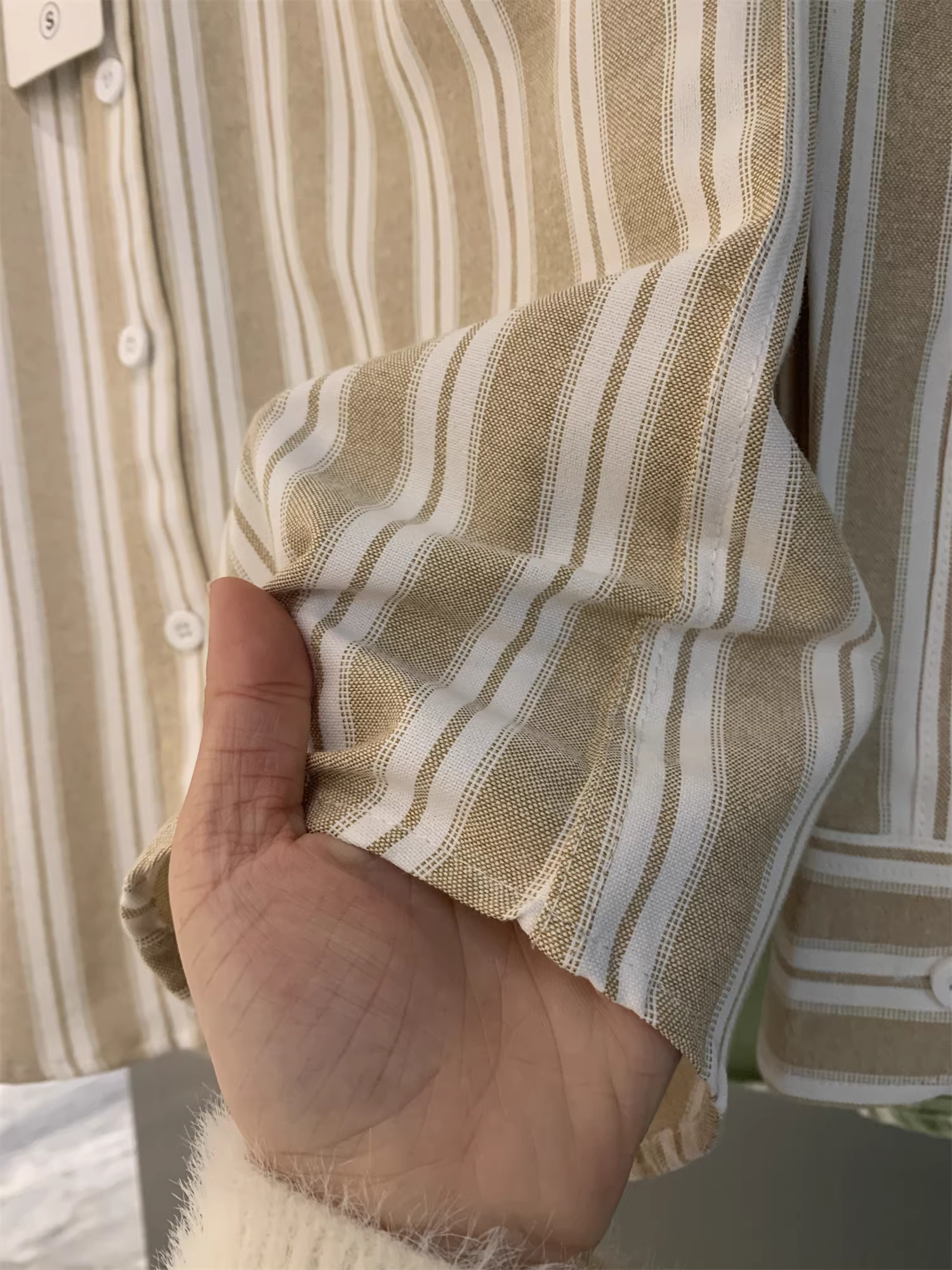 Don Quixote, nghệ thuật và đơn giản! Sọc dọc tươi mát, chất liệu tinh tế, thêu tinh xảo, áo sơ mi dài tay có cổ dành cho nam.