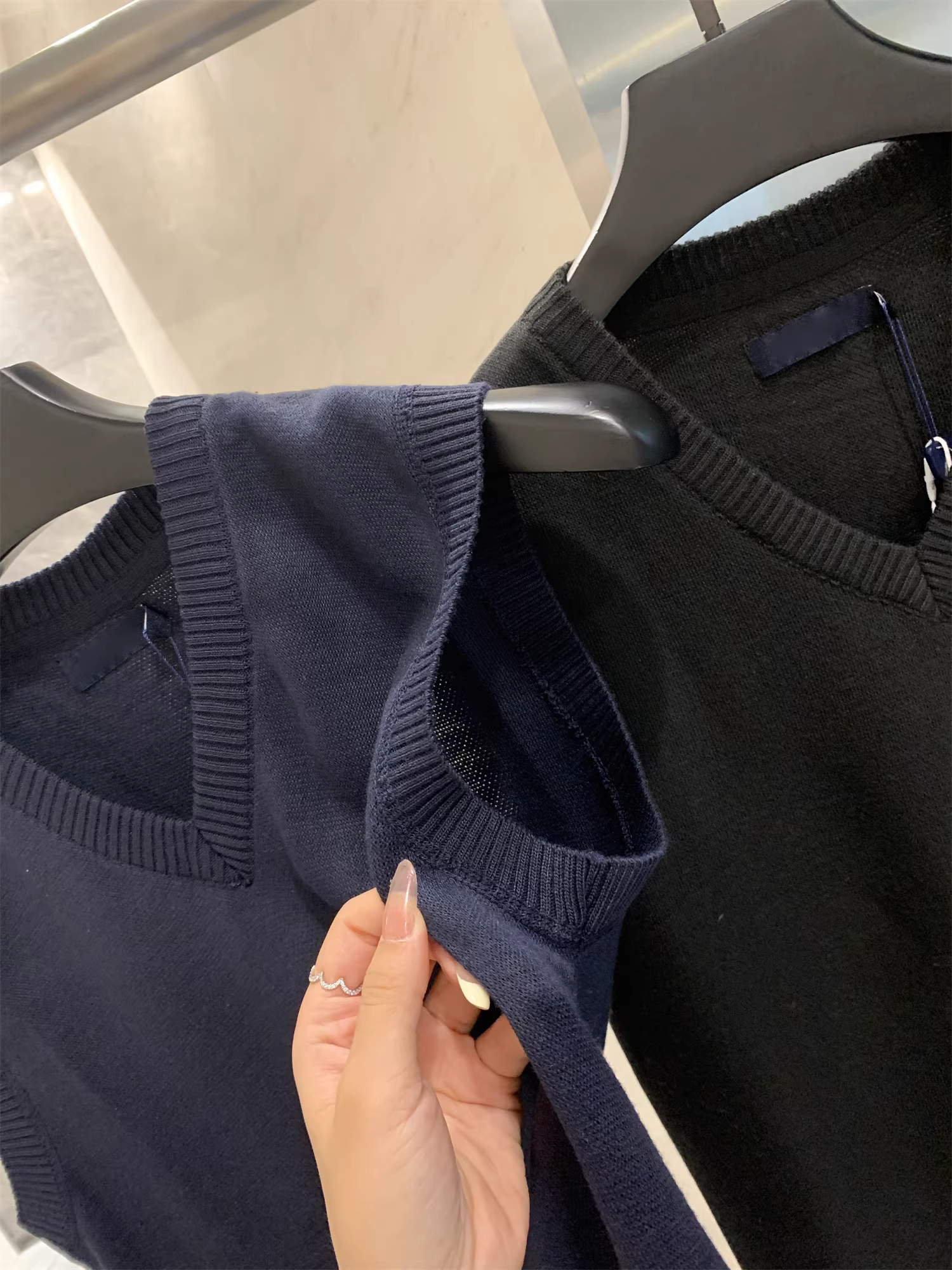 Don Quixote Italian Dili Chunyuan! Áo vest dệt kim cổ chữ V mềm mại, thân thiện với da, có độ đàn hồi cao, thoáng khí, giản dị, đa năng dành cho nam giới.