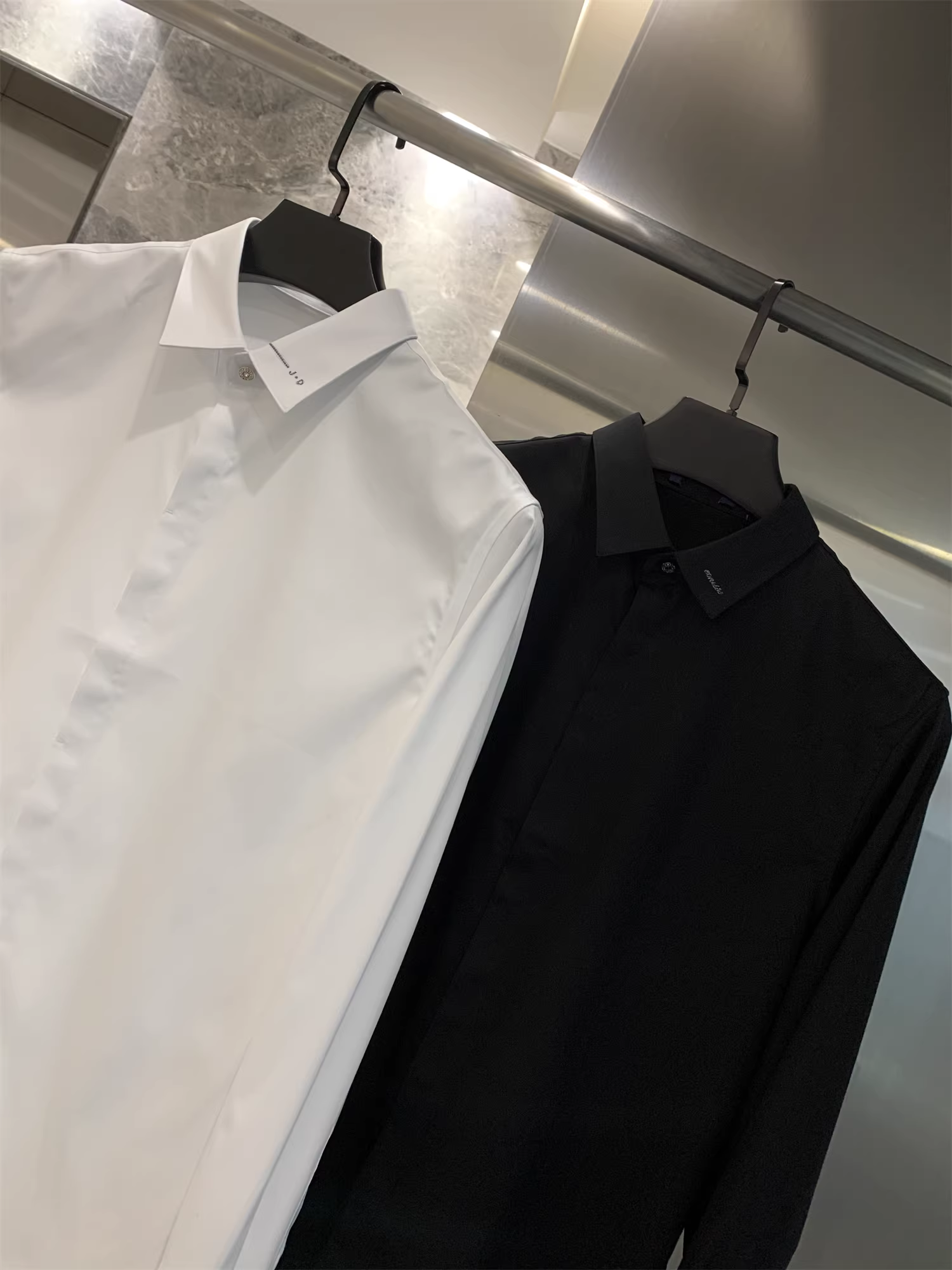 Ưu điểm của bộ sưu tập du lịch Don Quixote! Đơn giản đen trắng! Xu hướng áo sơ mi dài tay nam mùa hè màu trơn đơn giản.