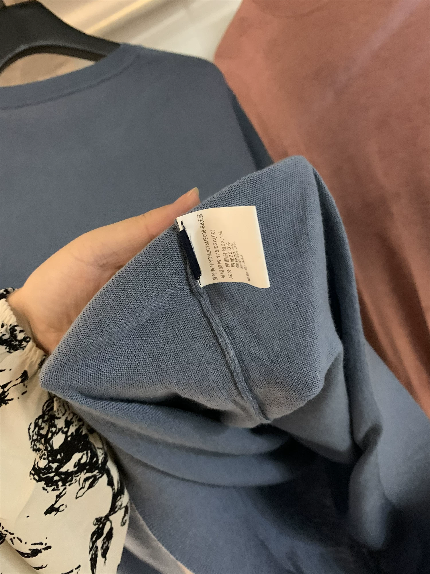 Giảm giá Don Quixote! Áo len dệt kim cổ tròn mềm mại, thân thiện với da, chất liệu len pha jacquard ba chiều dành cho nam.