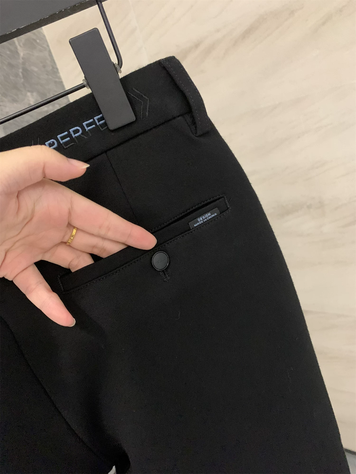 Giảm giá đặc biệt Don Quixote! Tủ 338! Quần âu nam thẳng, chất liệu mềm mại, thân thiện với làn da, co giãn, thích hợp cho công việc và thường ngày.