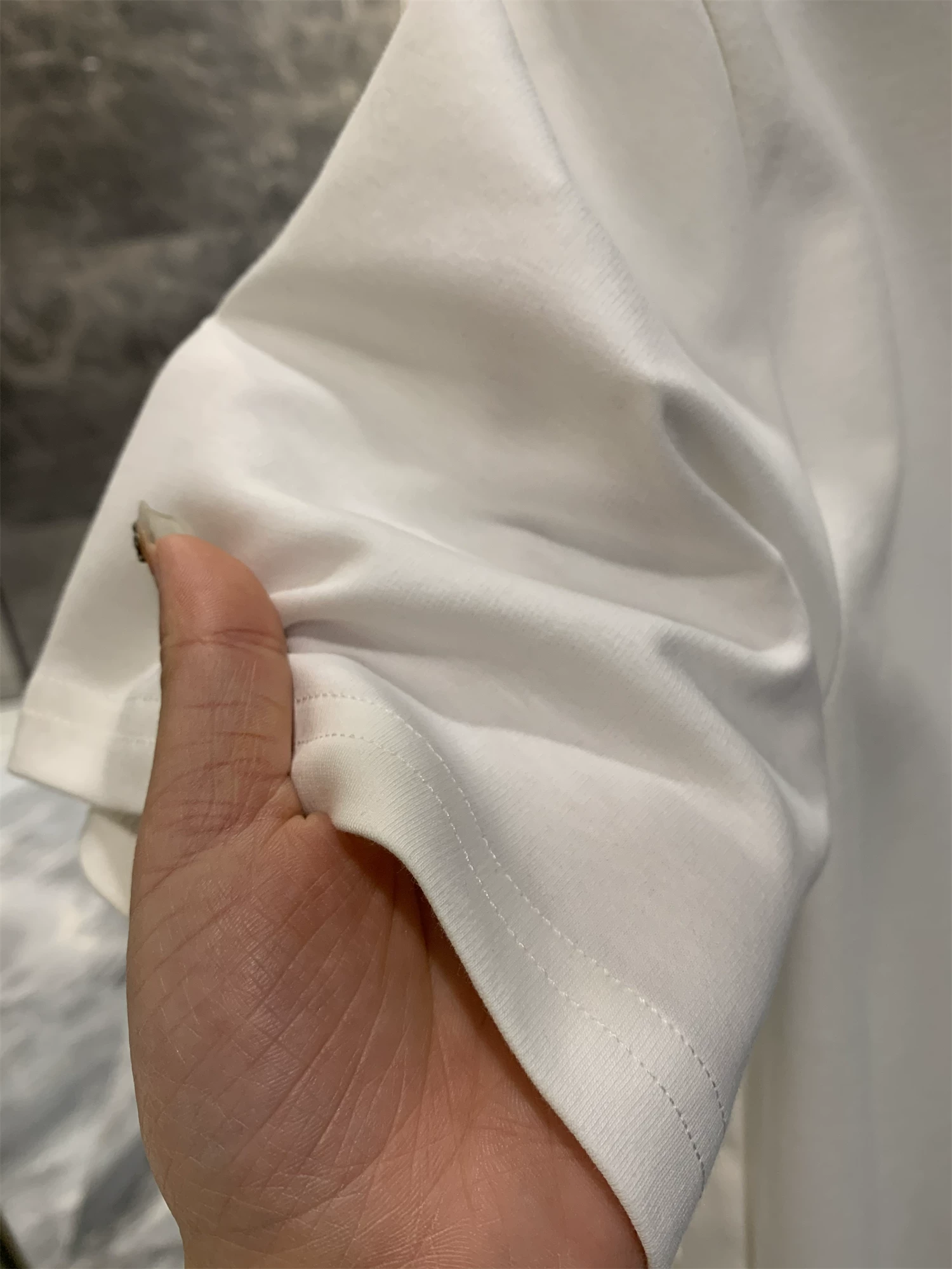 Dòng sản phẩm Don Quixote Light Luxury! Xu hướng áo thun ngắn tay cổ tròn có túi đa năng dành cho nam mùa hè mềm mại và xếp nếp