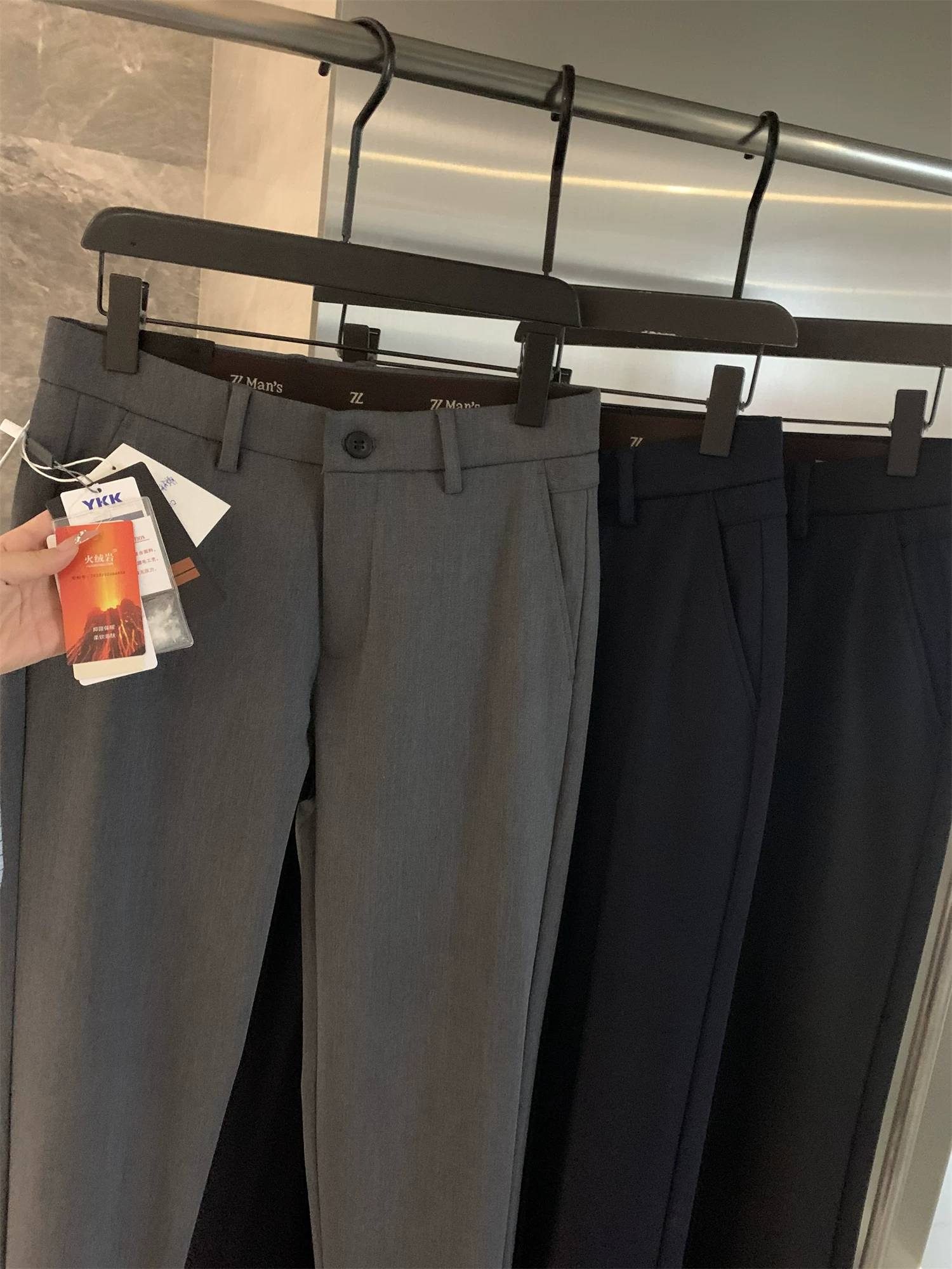 Phong cách sang trọng nhẹ nhàng của thương hiệu Don Quixote Z! Dòng sản phẩm công nghệ đen 3D! Quần âu nam chất liệu Lycra mùa thu đông.