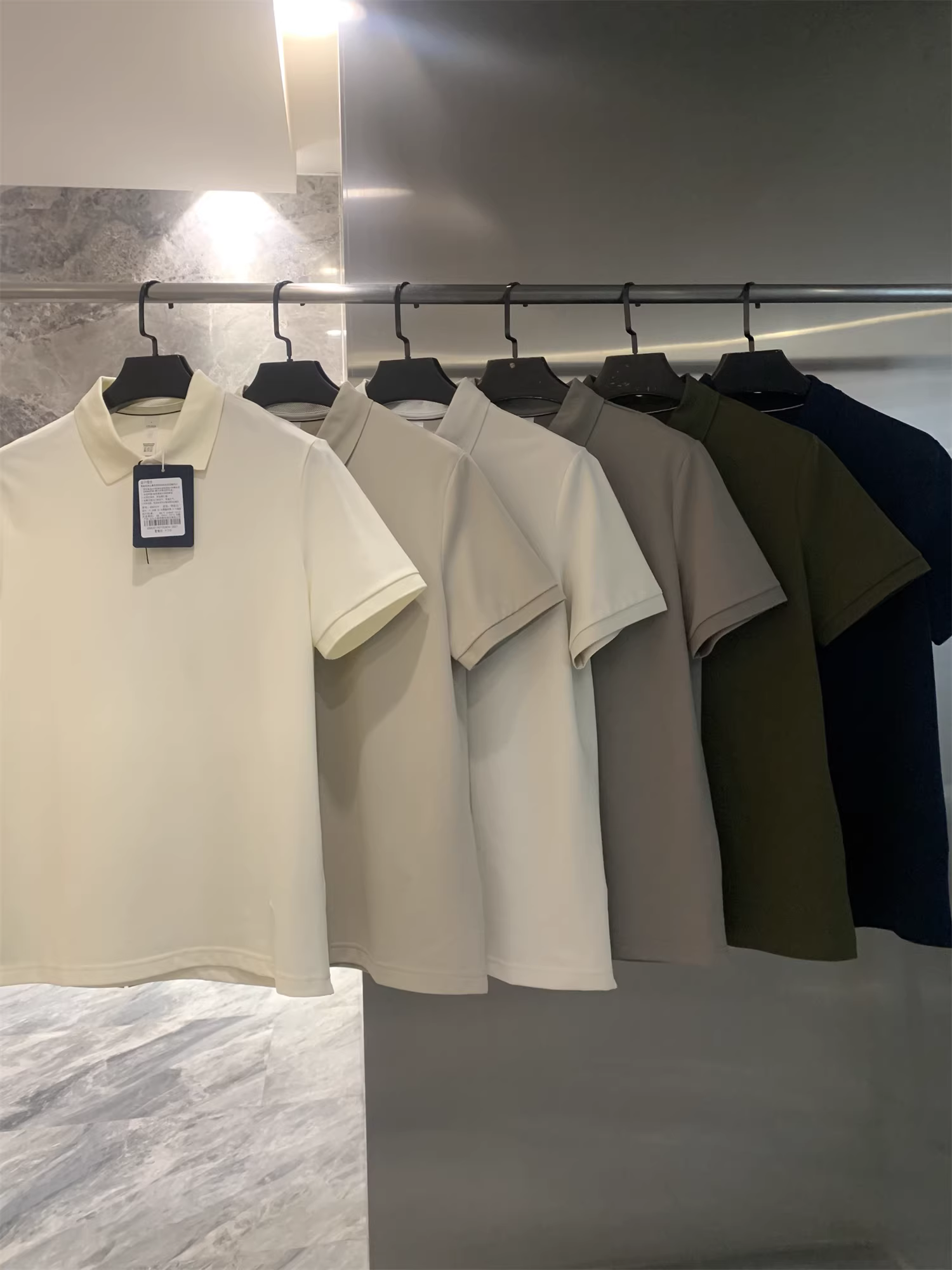 Don Quixote là loại áo thun polo dệt kim ngắn tay, thoáng khí và thân thiện với da! Áo kiểu doanh nhân lịch sự, thoải mái, mát như băng, thích hợp cho mùa hè dành cho nam.