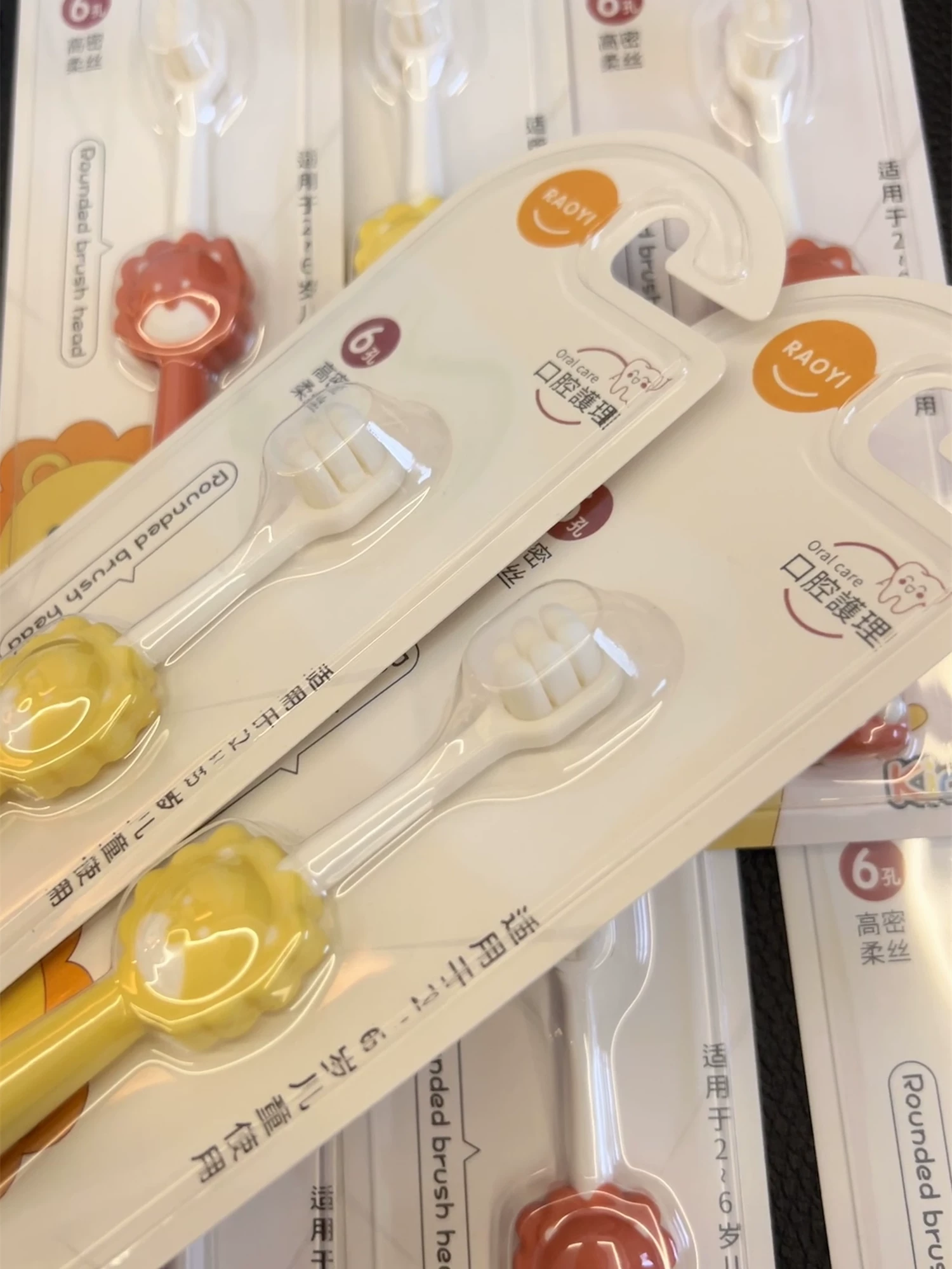 Đặc biệt của Đảo Don Quixote! Hộp gồm 4 bàn chải đánh răng lông mềm dành cho người lớn với lông bàn chải mềm mại mật độ cao và bàn chải đánh răng hoạt hình dành cho trẻ em.