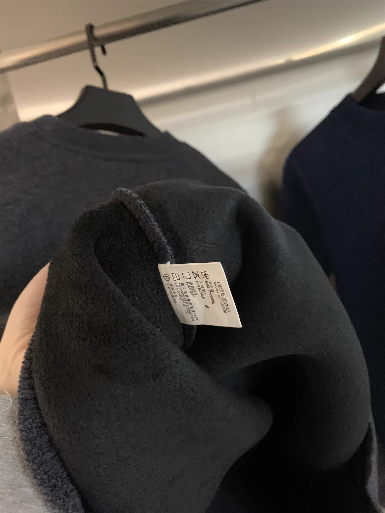 Don Quixote đã may áo len lông cừu dày dặn! Áo len dệt kim thẳng cổ tròn mềm mại và thân thiện với da dành cho nam mùa thu đông