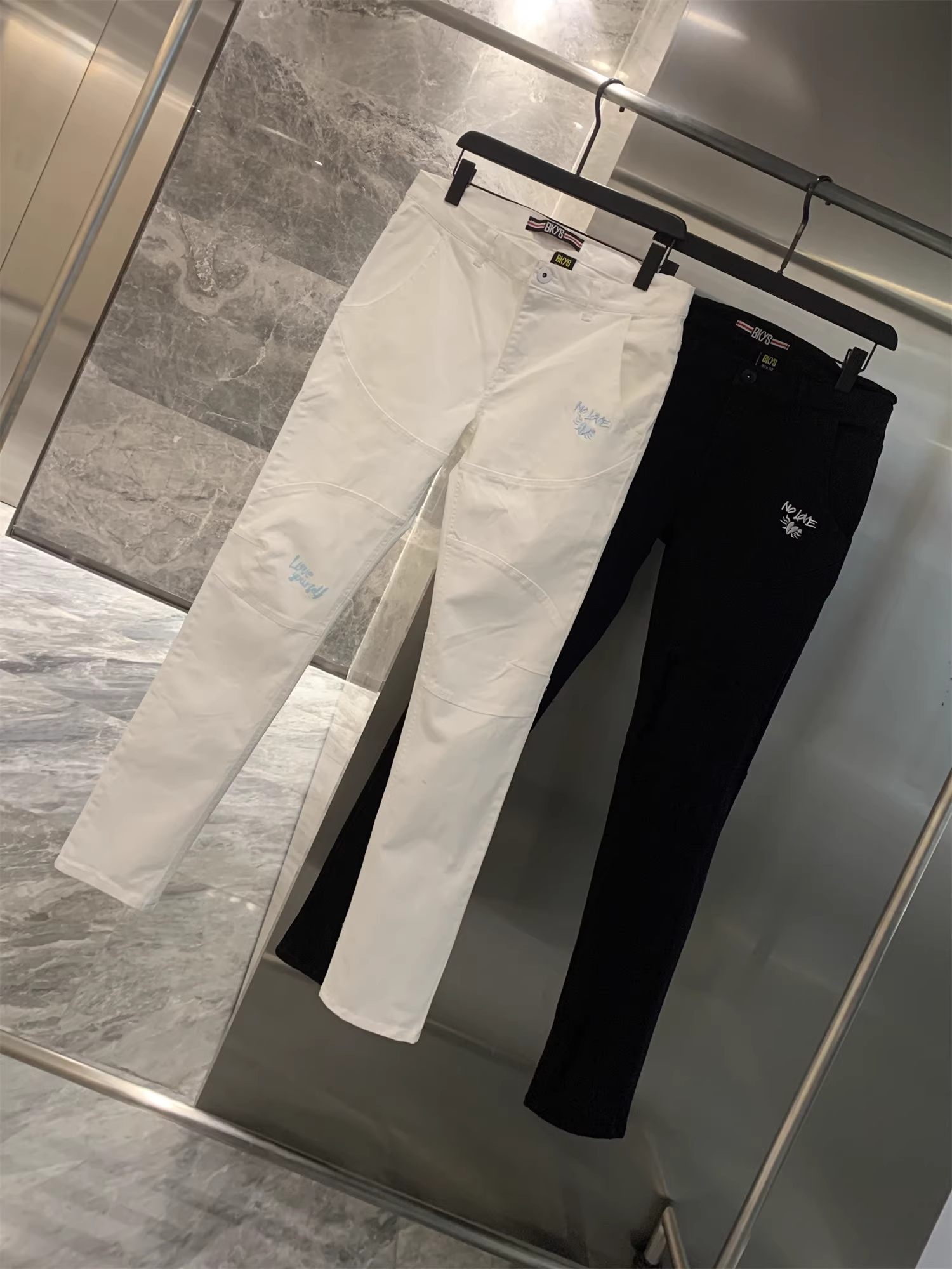 Don Quixote, đẹp và độc đáo! Tay nghề thêu tinh xảo! Quần jean nam chất liệu denim co giãn, kiểu dáng casual.