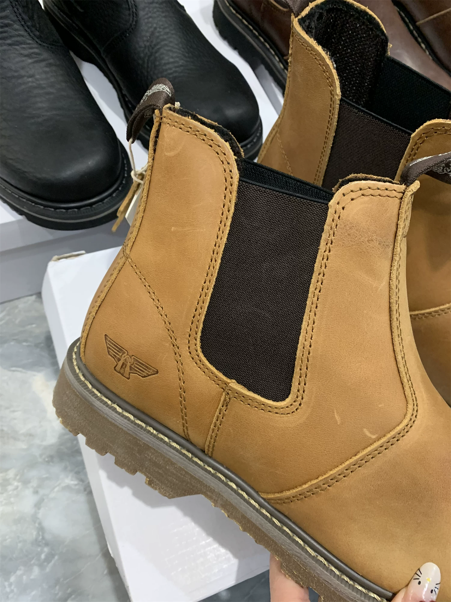 Sản phẩm hàng đầu của Don Quixote! Giày Chelsea cao cổ, kiểu lười, làm từ da bò nguyên tấm của Úc với công nghệ Goodyear welted.