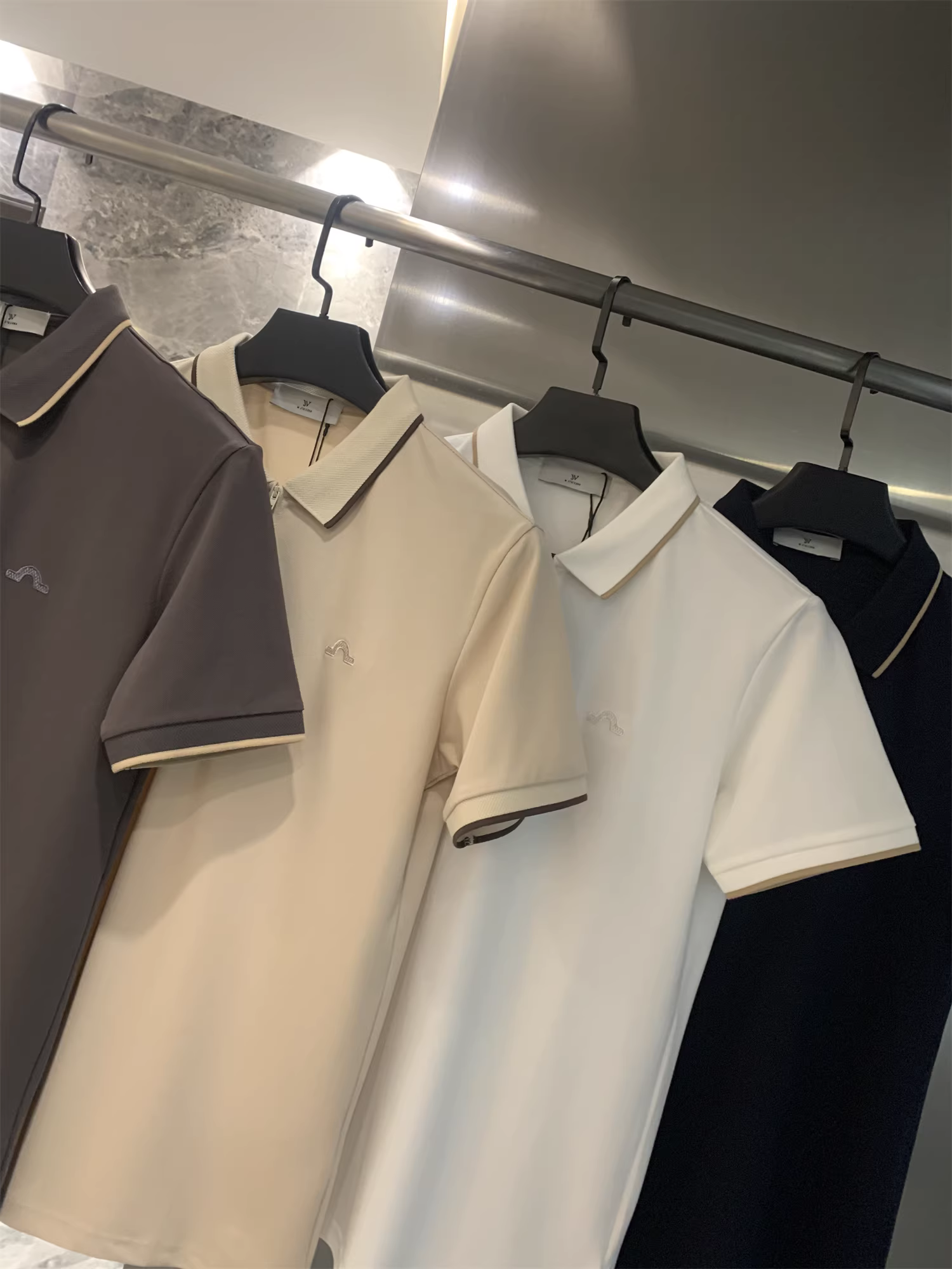 Don Quixote là một sản phẩm được đánh giá cao! Thiết kế cổ áo phối màu! Áo POLO ngắn tay, màu trơn, thêu, thoáng khí, khóa kéo nửa thân.