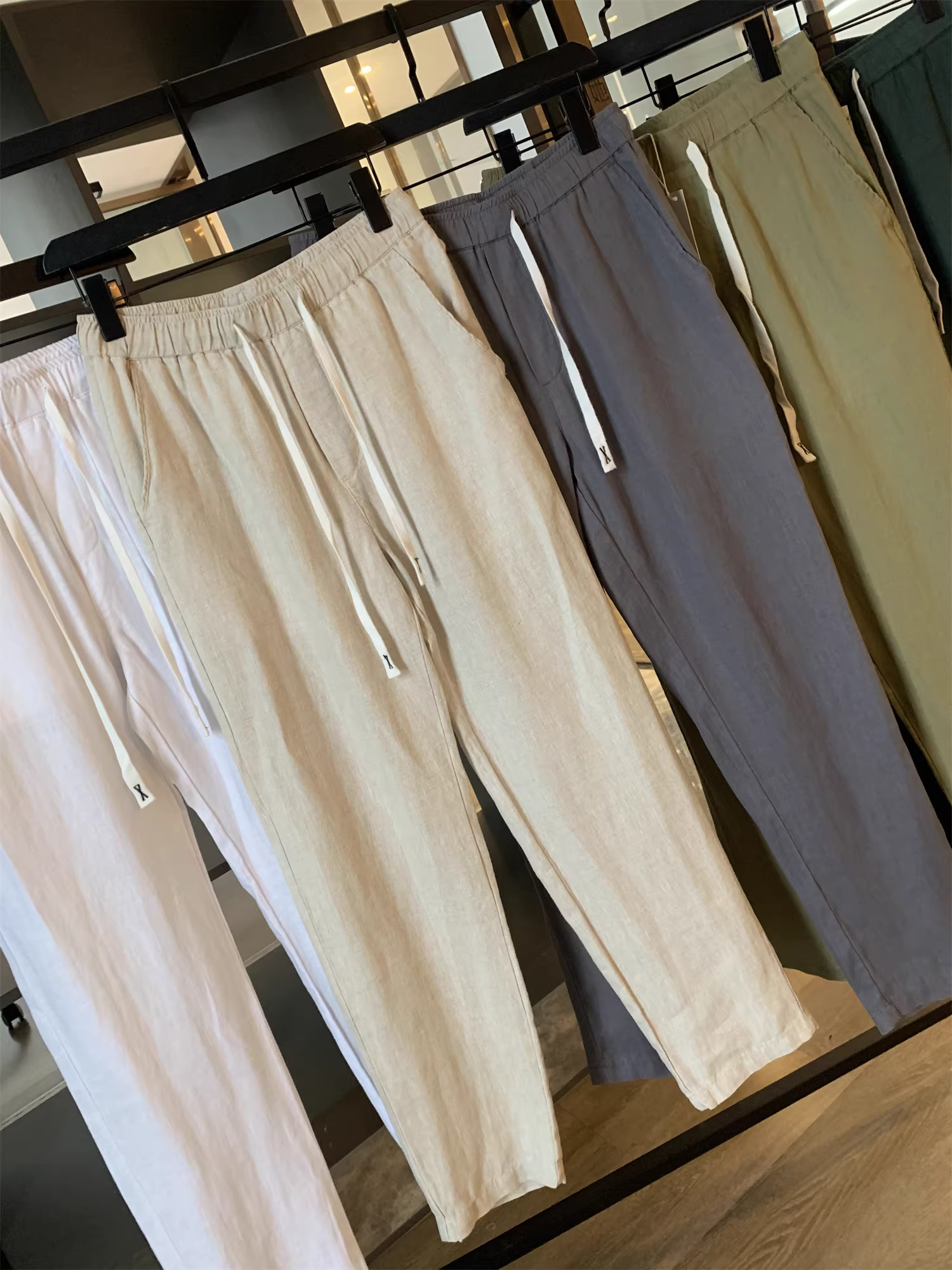 Don Quixote thật tuyệt vời! 100% vải lanh! Quần âu nam ống đứng lưng thun thoáng mát, chất liệu mát mẻ và thoáng khí.