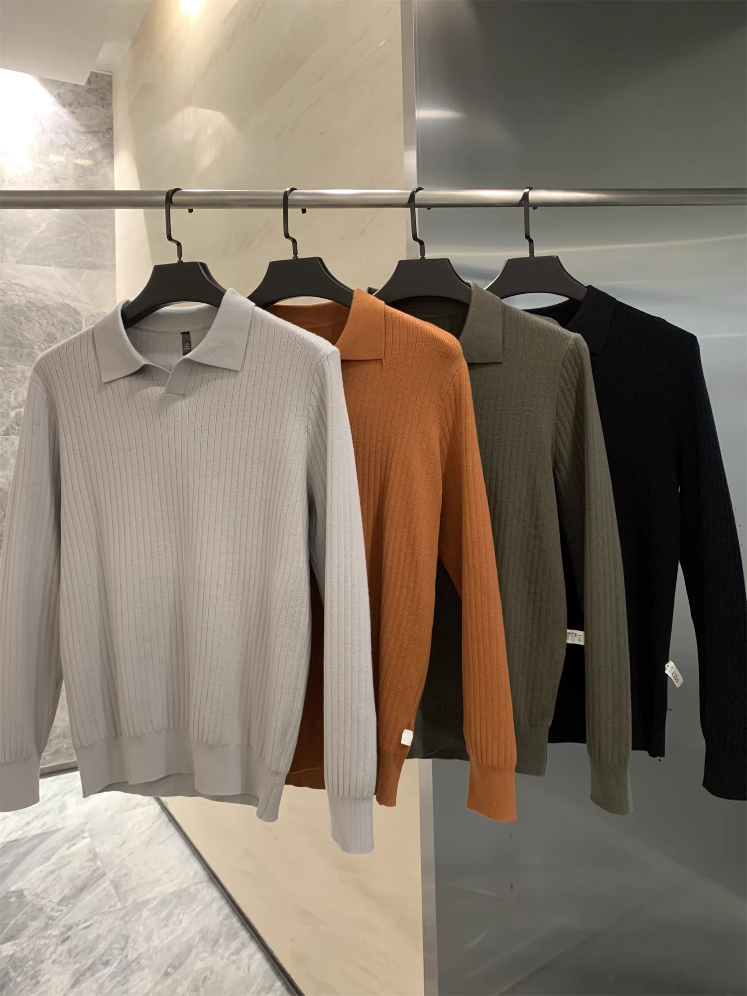 Don Quixote Phong cách đơn giản! Mềm mại và tinh tế! Áo len dệt kim cổ chữ V nhỏ màu trơn mùa thu dành cho nam hợp thời trang