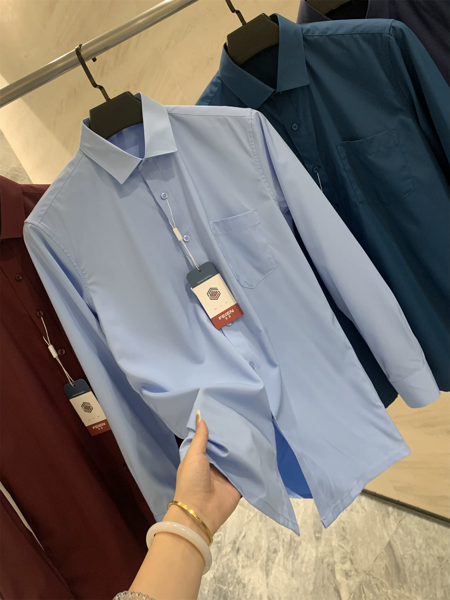 Don Quixote là một sản phẩm cổ điển và đa năng! Áo sơ mi nam tay dài màu trơn, đa năng, thích hợp cho mùa xuân và mùa hè, phong cách công sở lịch sự.