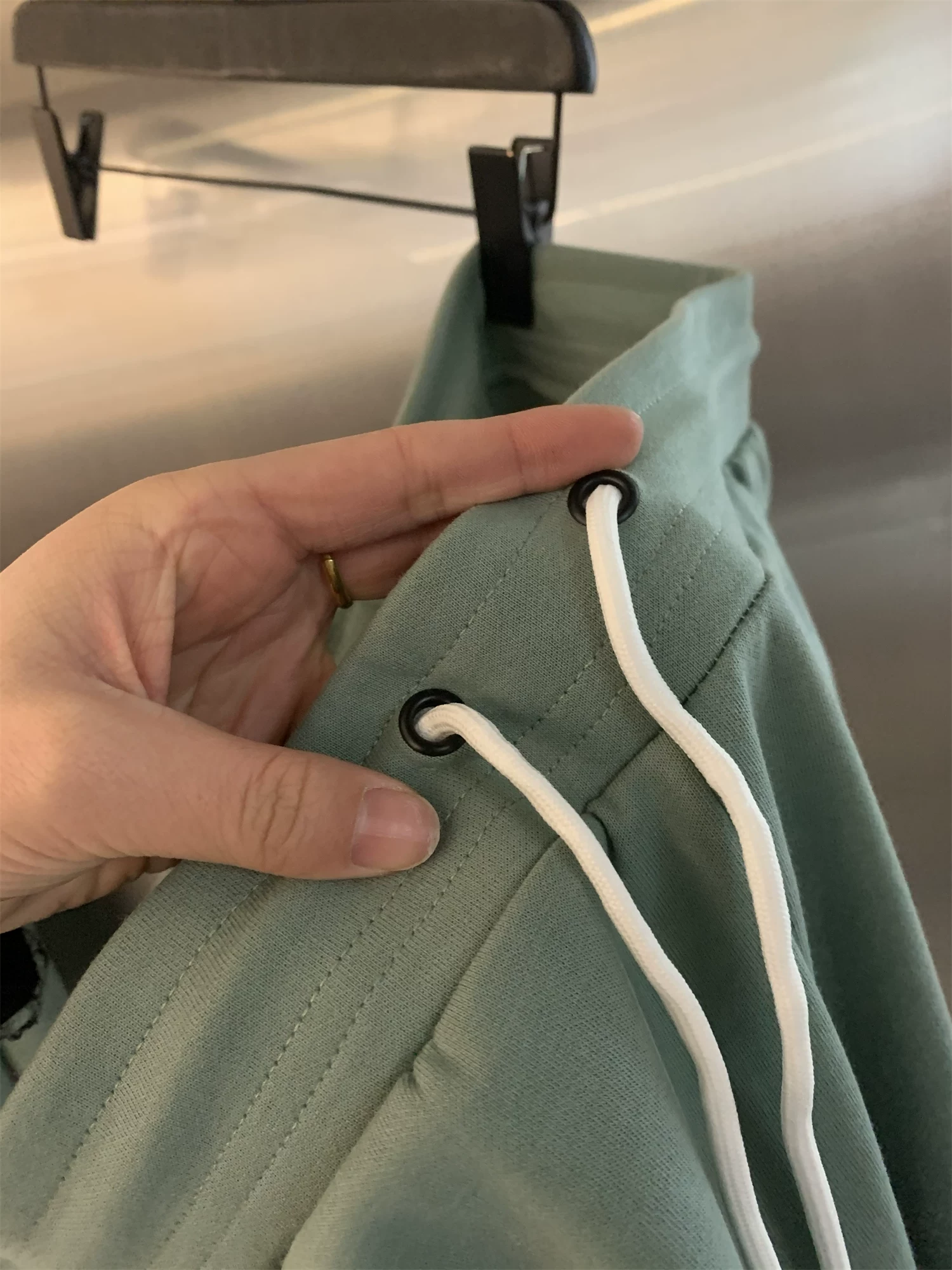 Don Quixote, bộ sản phẩm được giảm giá! Bộ đồ thể thao dệt kim tổng hợp, mềm mại, tinh tế, thân thiện với da, gồm áo và quần.