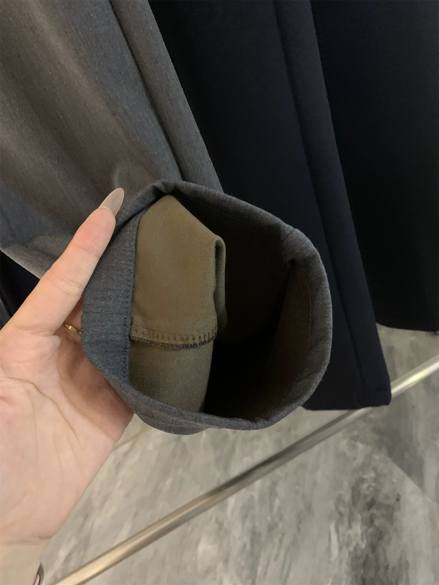 Phong cách sang trọng nhẹ nhàng của thương hiệu Don Quixote Z! Dòng sản phẩm công nghệ đen 3D! Quần âu nam chất liệu Lycra mùa thu đông.