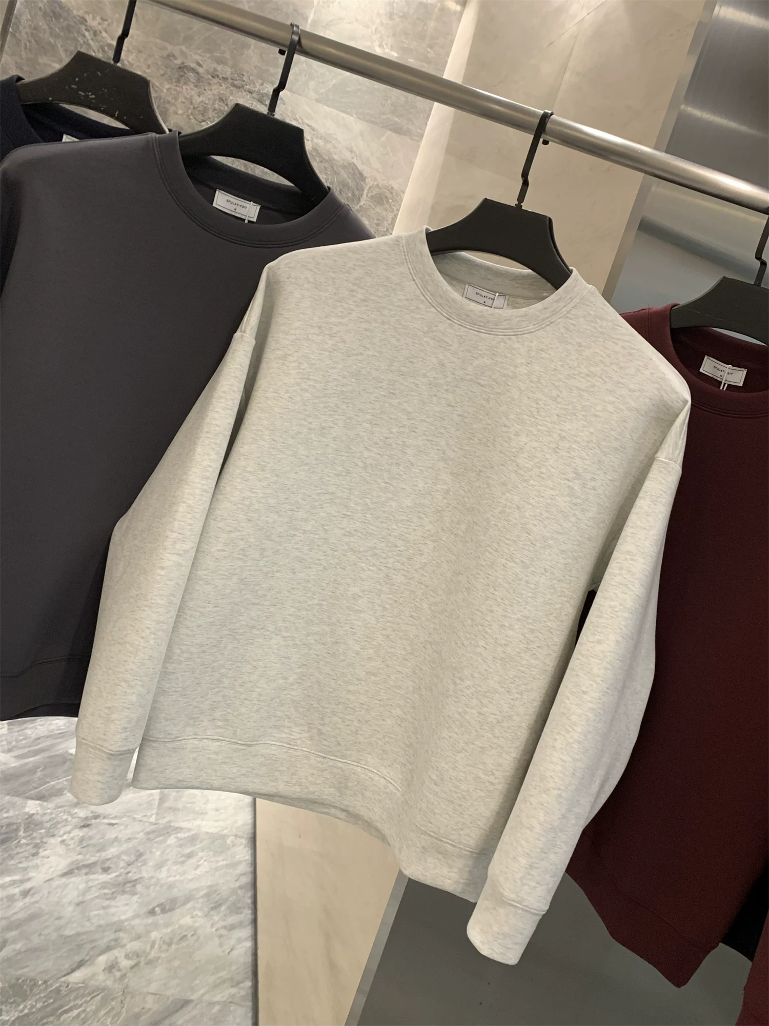 Lớp không khí của bộ truyện Don Quixote với tên gọi là “Năm chiếc bánh mì sandwich”! Áo len dài tay cổ tròn màu trơn mềm mại và thoải mái, thích hợp cho mùa thu đông.