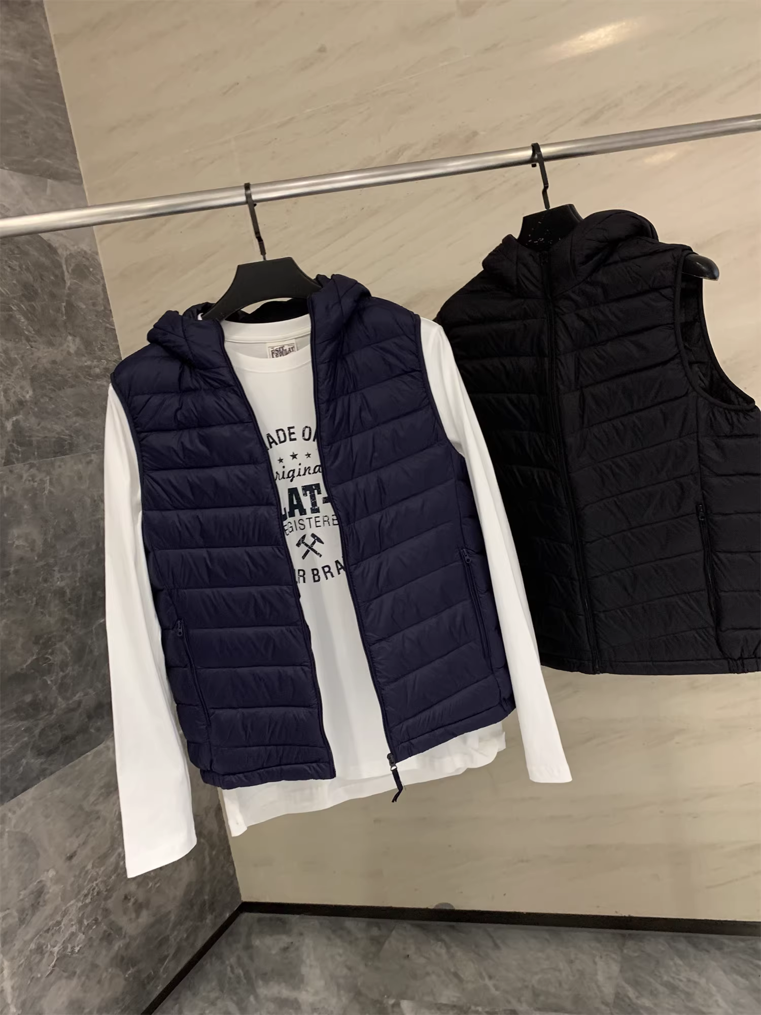 Don Quixote U series giống hệt nhau! Áo khoác phao có mũ trùm đầu đa năng, chất liệu nylon 40D may chần, thích hợp cho mùa thu và mùa đông.