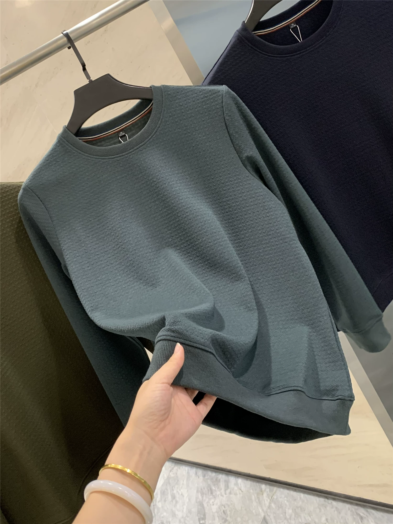 Don Quixote Houndstooth Jacquard! Áo thun cổ tròn đơn giản, nhẹ nhàng, sang trọng, có độ đàn hồi cao, thoáng khí dành cho nam giới mùa thu.