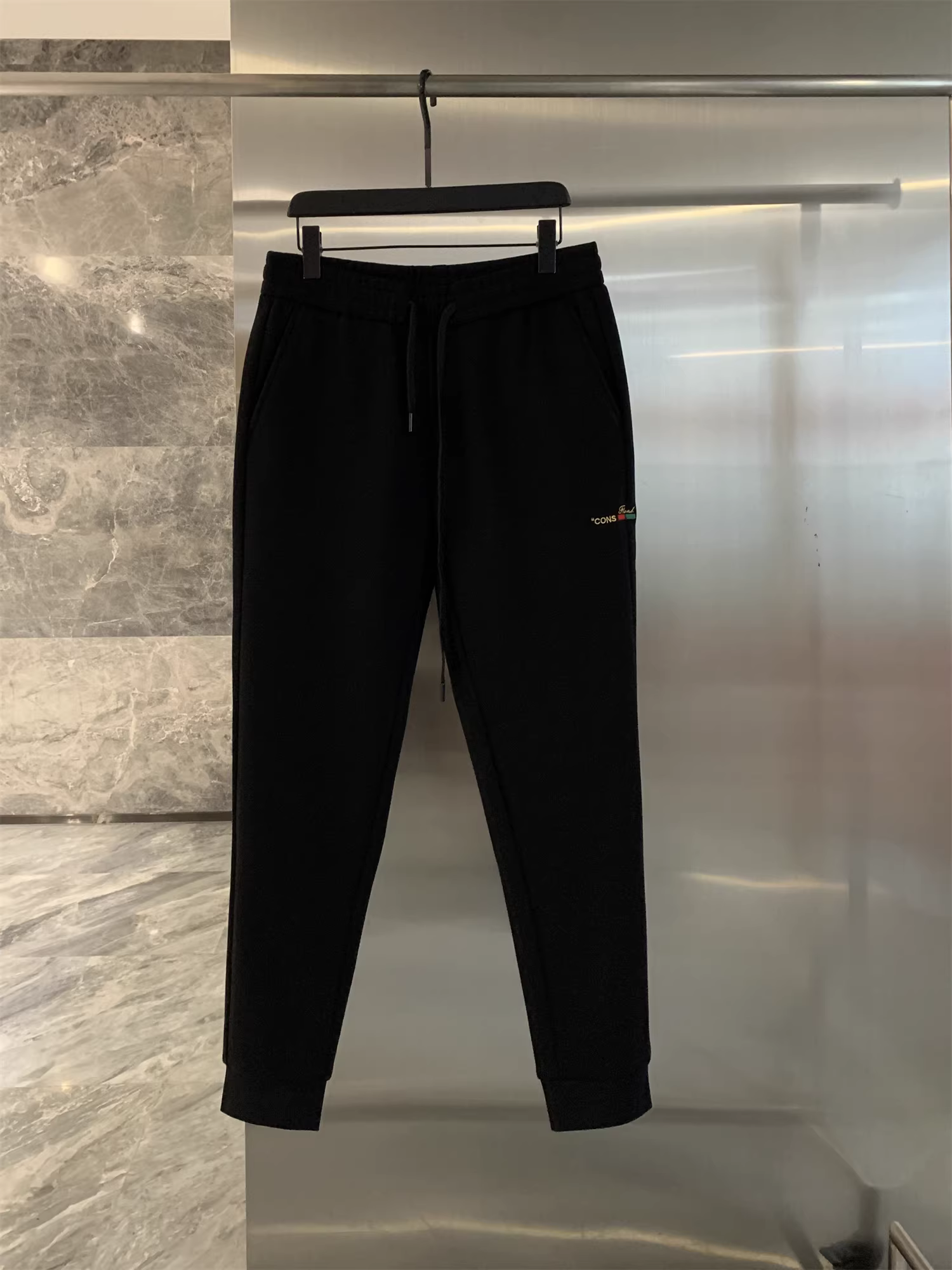 Quần áo dệt kim Don Quixote Evergreen! Có lớp lót lông cừu và dày dặn! Quần thể thao nam chất liệu thun co giãn, mềm mại, thêu viền, thích hợp cho mùa thu đông.