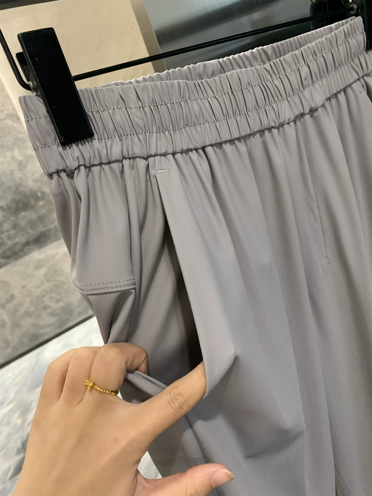 Don Quixote Banana Series! Mát mẻ và thoáng khí, co giãn bốn chiều! Quần nam mùa hè chất liệu lụa đá co giãn, kiểu dáng ôm vừa vặn, thời trang.