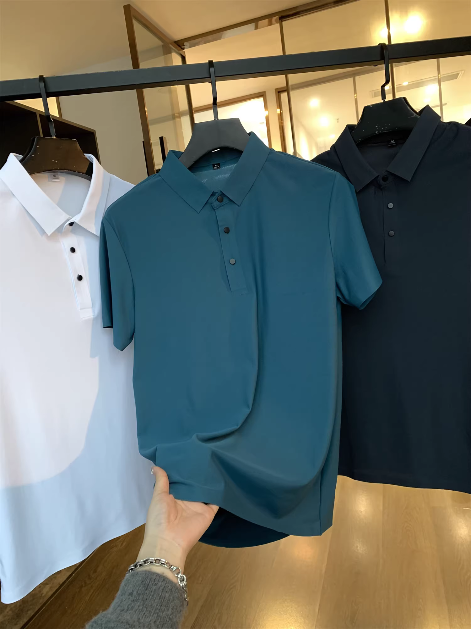 Don Quixote, hãy mua nó ngay mà không cần suy nghĩ! Áo sơ mi ngắn tay màu trơn, kiểu dáng cặp đôi + chất liệu co giãn bốn chiều + cắt laser + viền dán liền mạch.