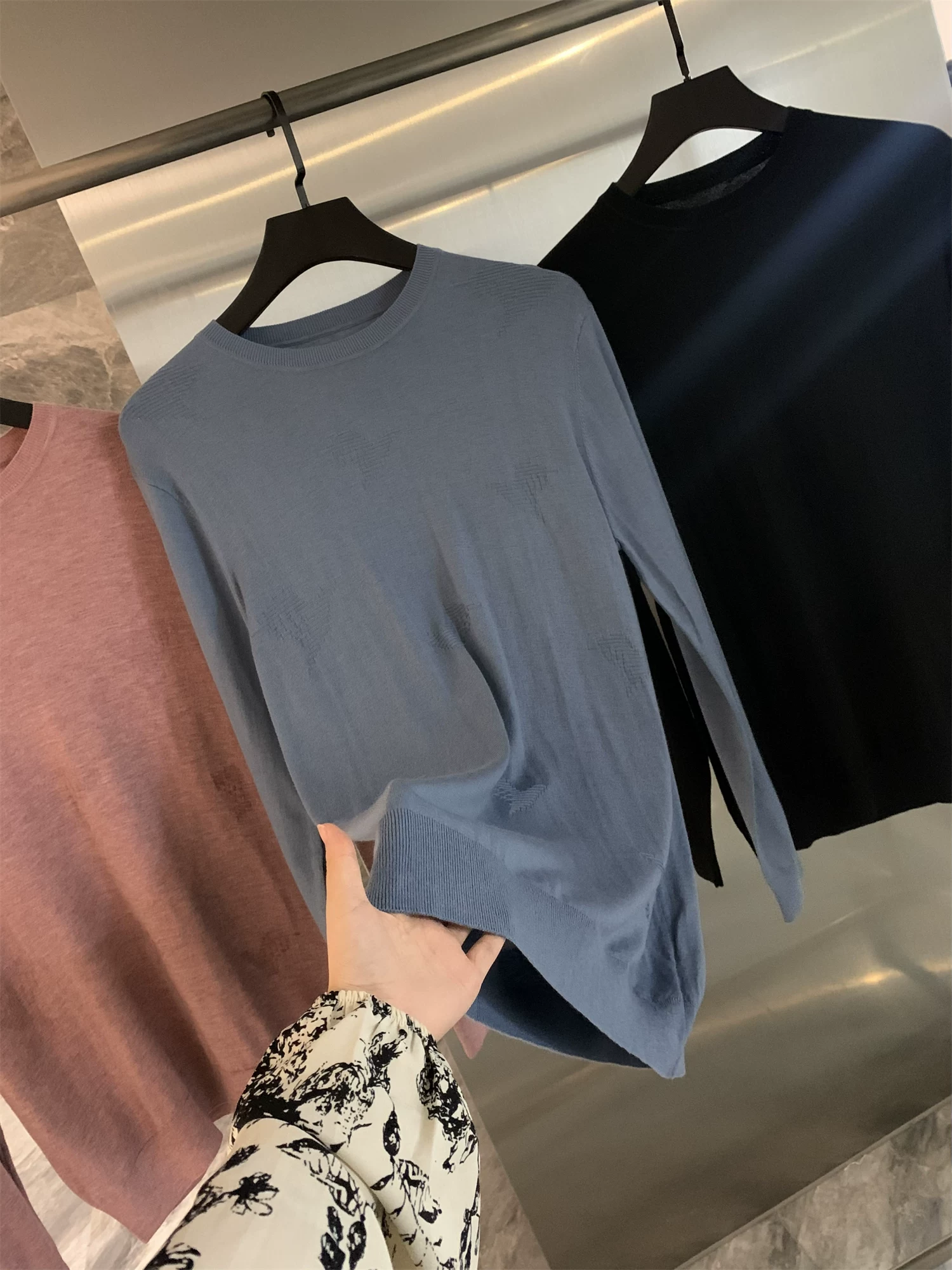 Giảm giá Don Quixote! Áo len dệt kim cổ tròn mềm mại, thân thiện với da, chất liệu len pha jacquard ba chiều dành cho nam.