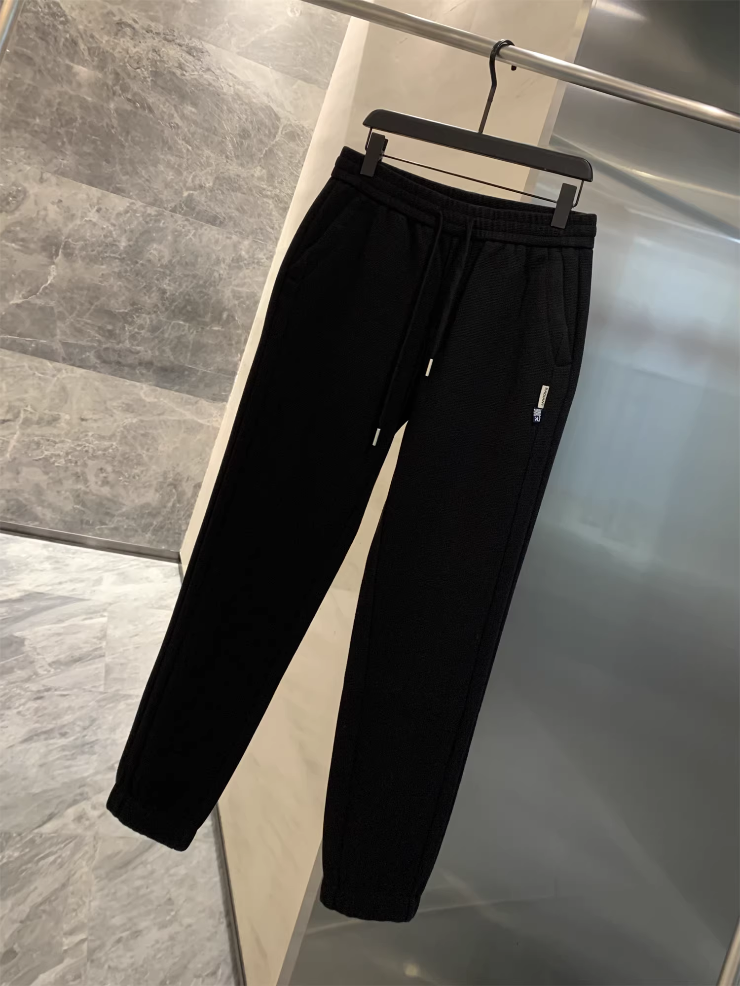 Chuỗi chương trình mùa đông Don Quixote! Có lớp lót lông cừu và được làm dày! Quần thể thao chất liệu kẻ sọc, cạp chun co giãn, kiểu dáng thường ngày.