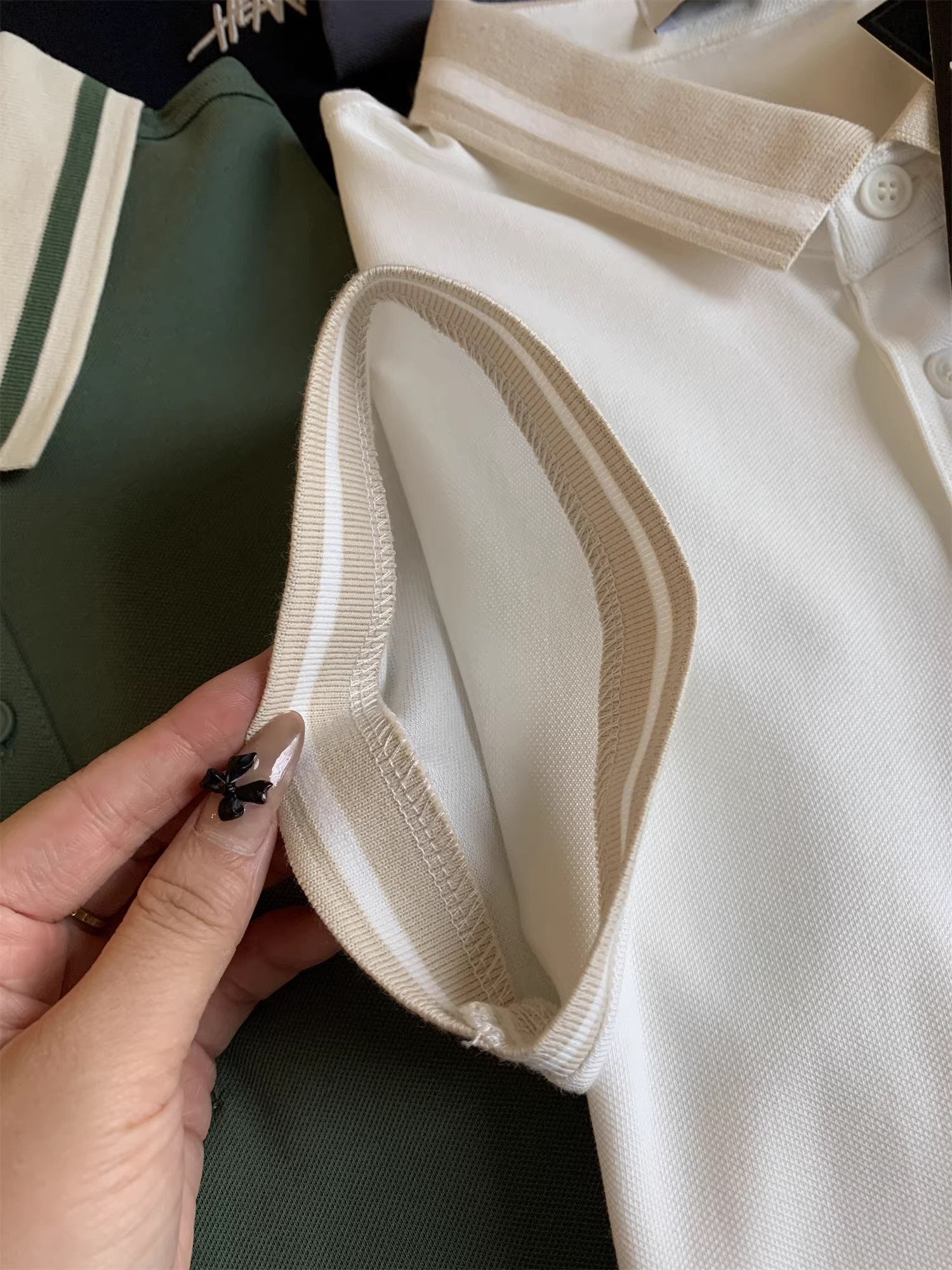 Áo Polo nam tay ngắn phối màu phong cách business casual, chất liệu cotton lưới Pique, thêu chữ tinh tế theo phong cách Don Quixote.